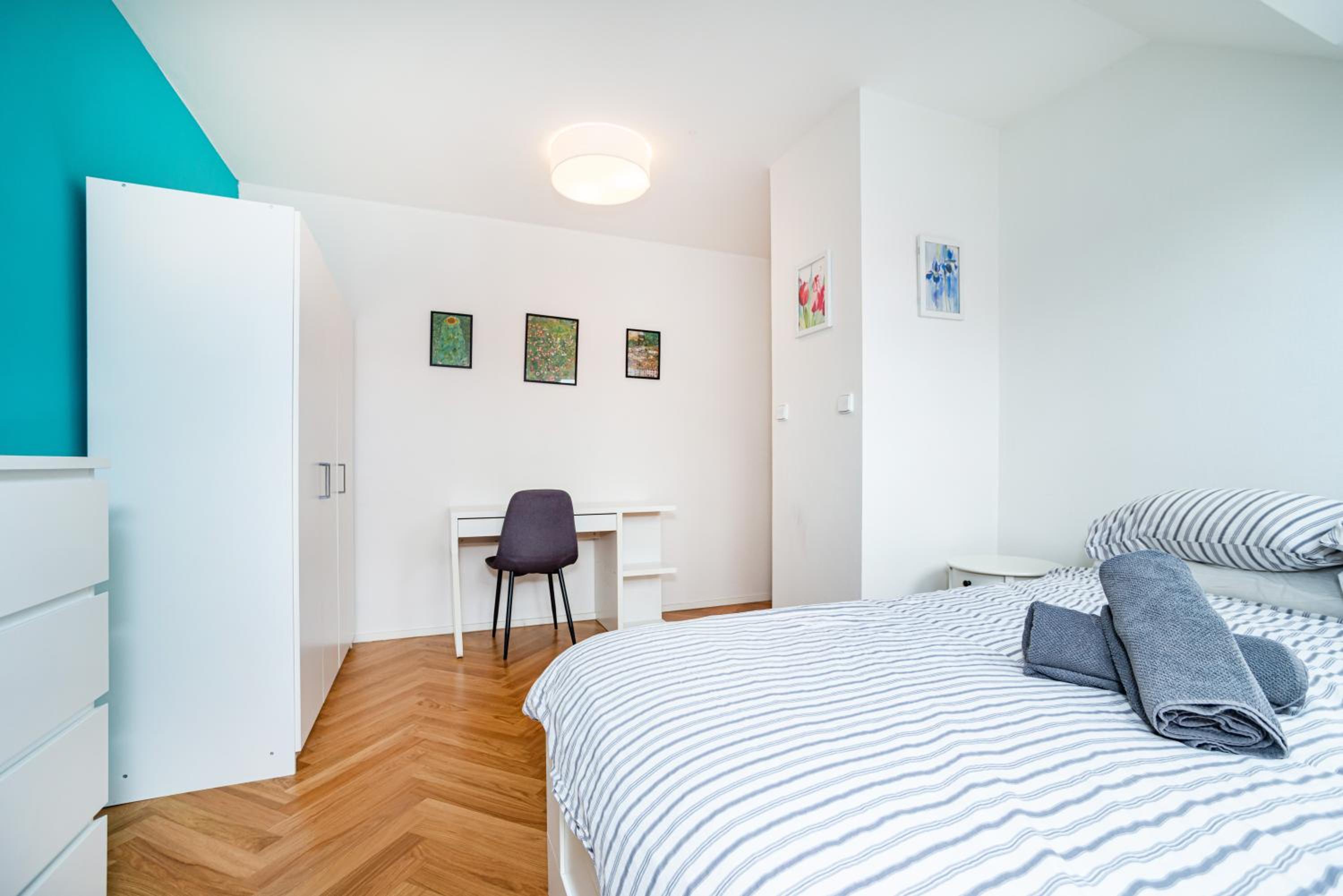 Central, Spacious, Modern 5 Bedrm duplex w/Balcony