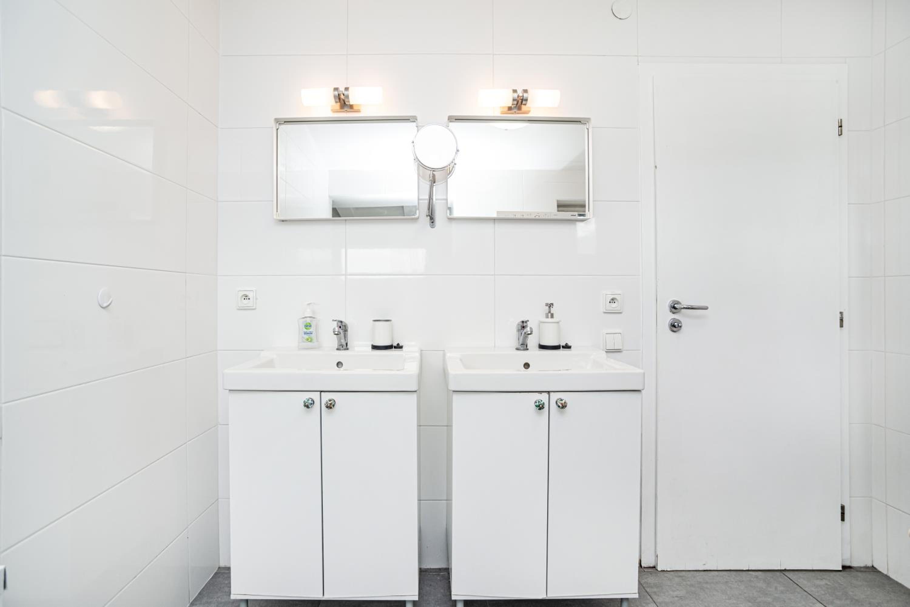 Central, Spacious, Modern 5 Bedrm duplex w/Balcony