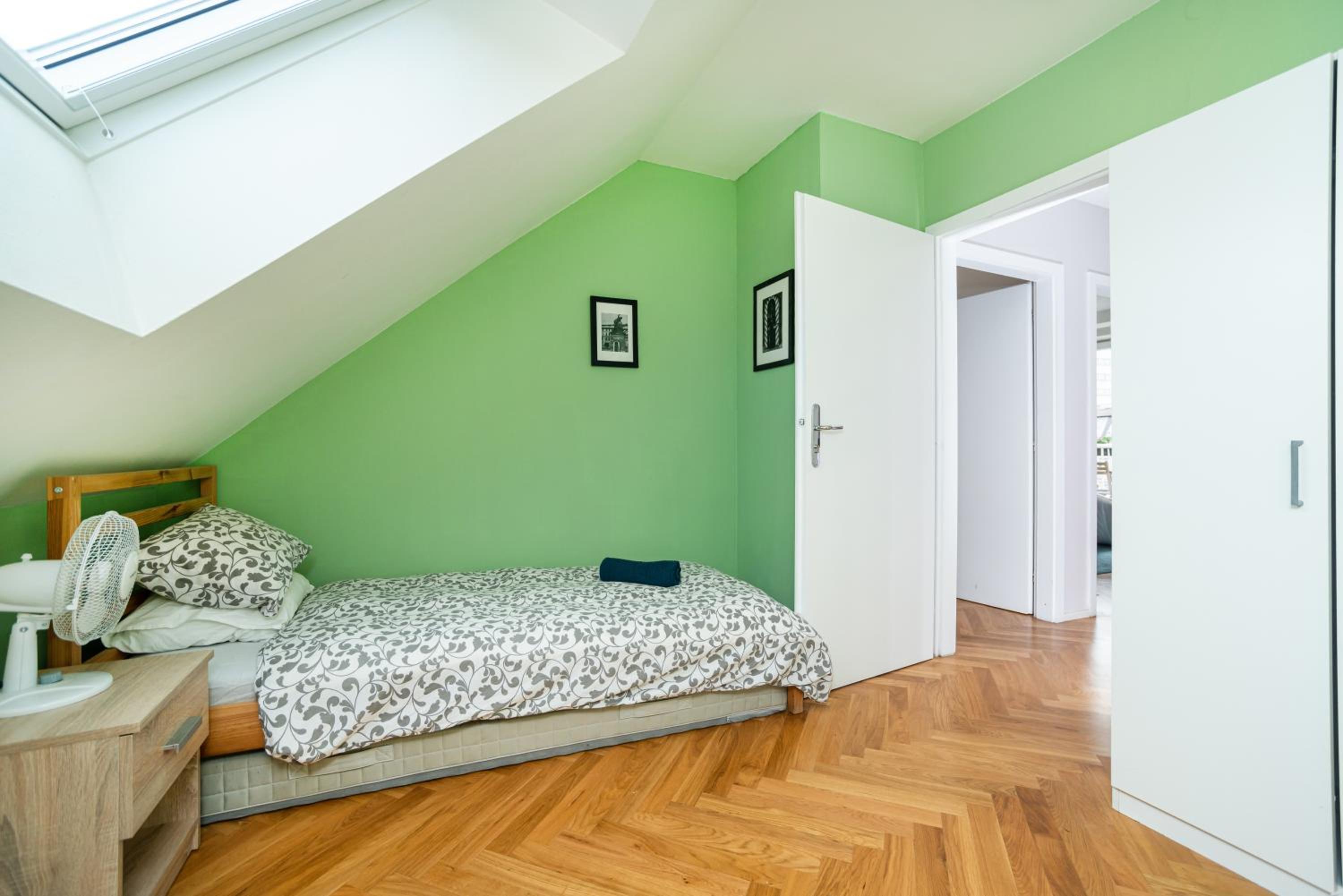 Central, Spacious, Modern 5 Bedrm duplex w/Balcony