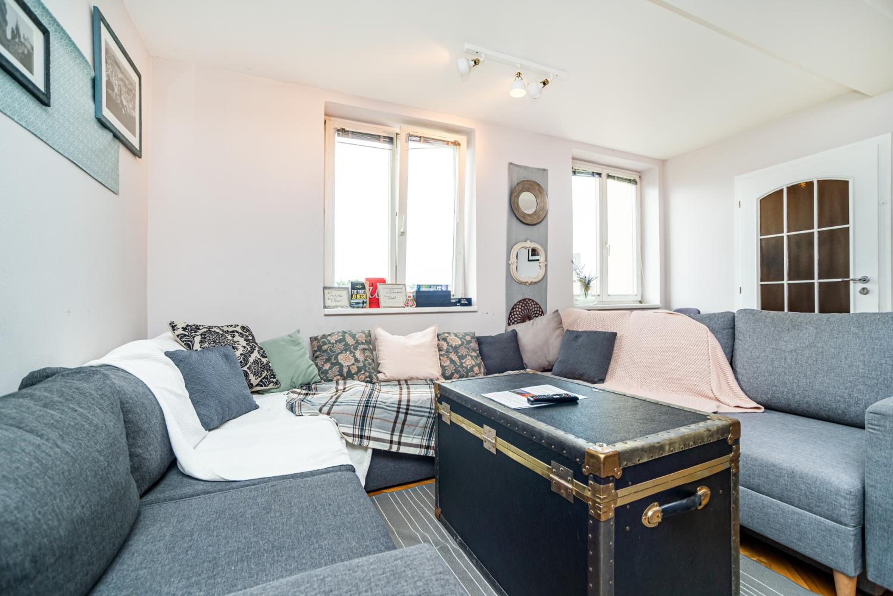 Central, Spacious, Modern 5 Bedrm duplex w/Balcony