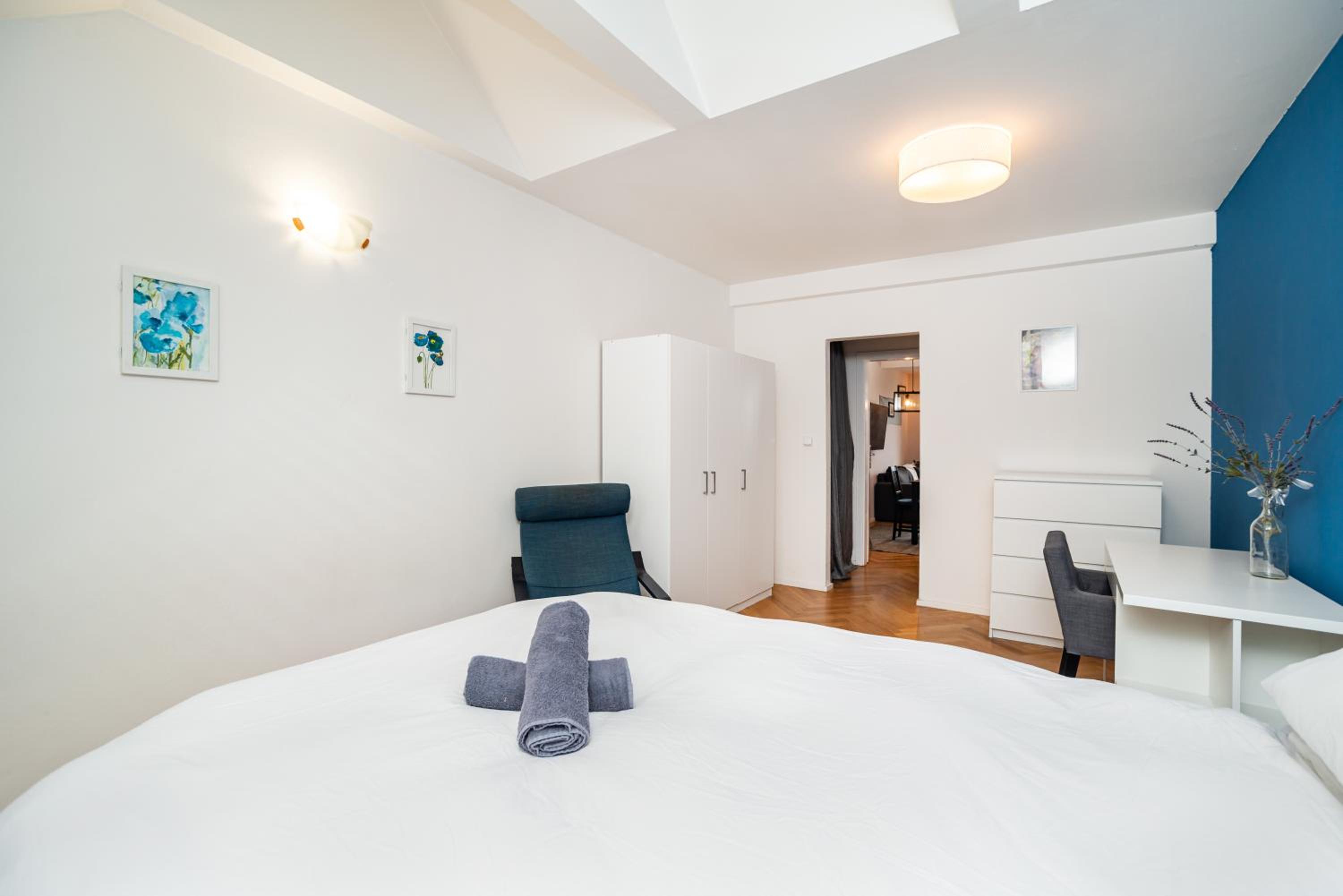 Central, Spacious, Modern 5 Bedrm duplex w/Balcony