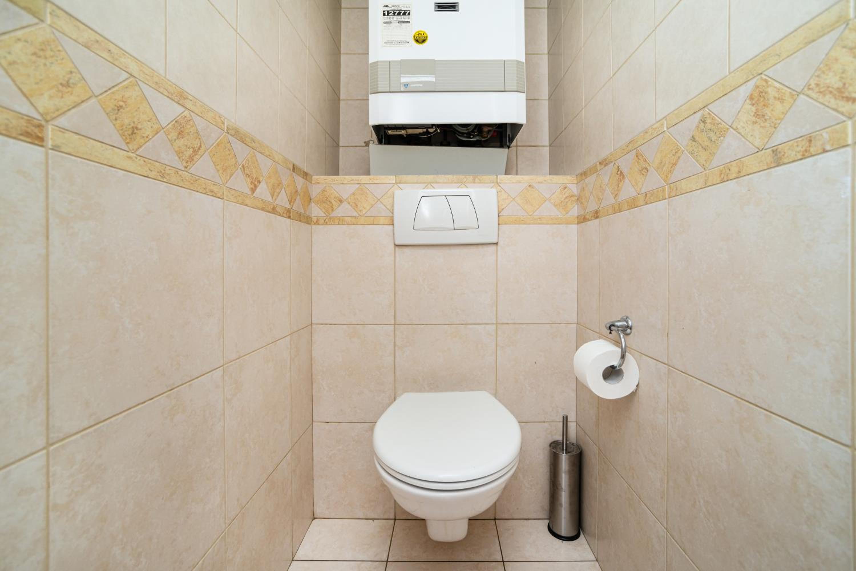 Central, Spacious, Modern 5 Bedrm duplex w/Balcony