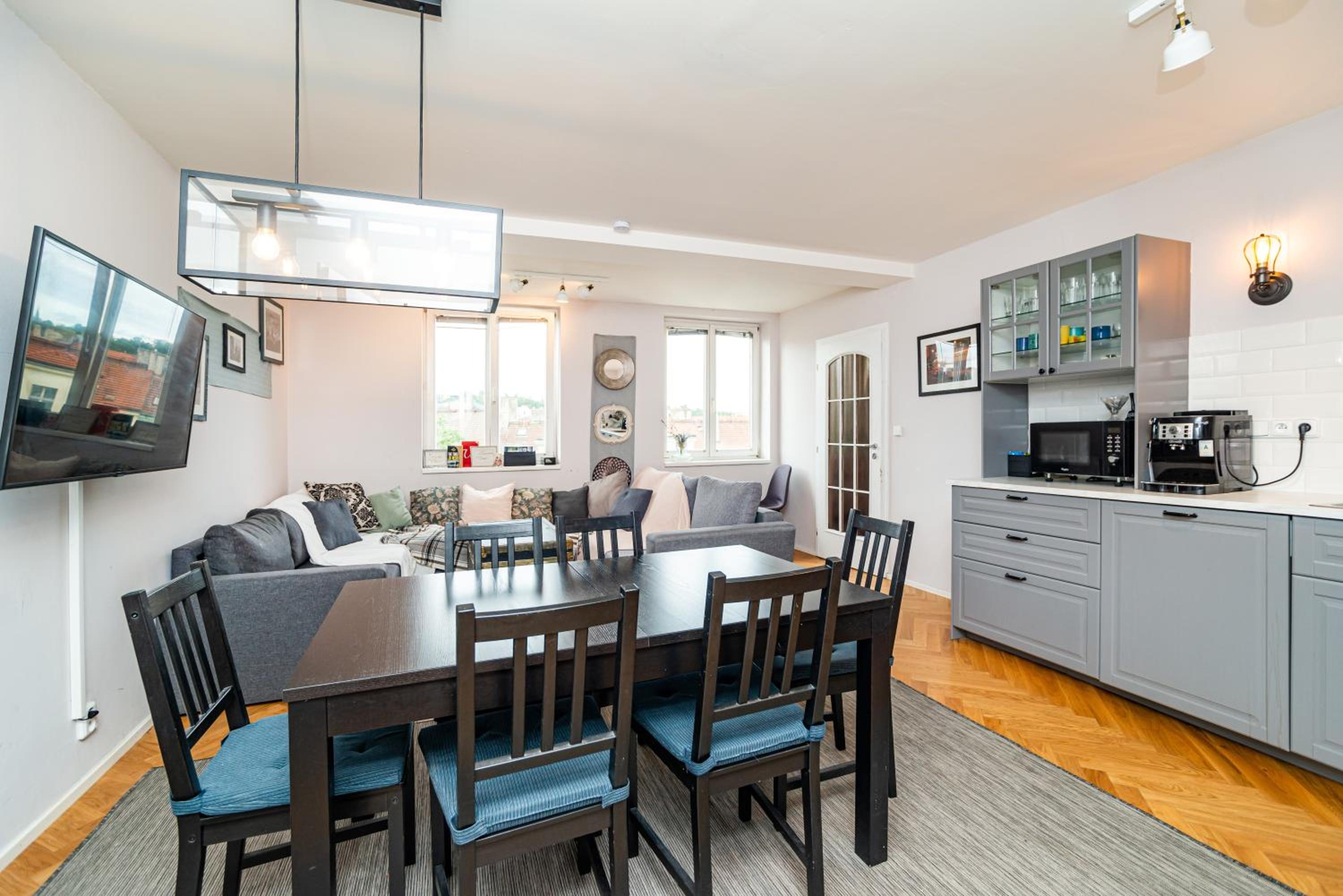 Central, Spacious, Modern 5 Bedrm duplex w/Balcony