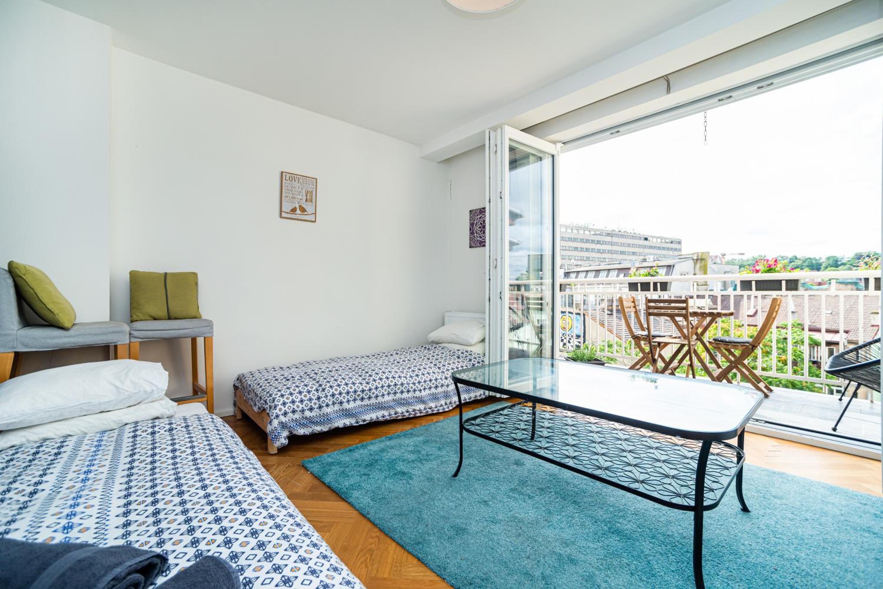 Central, Spacious, Modern 5 Bedrm duplex w/Balcony