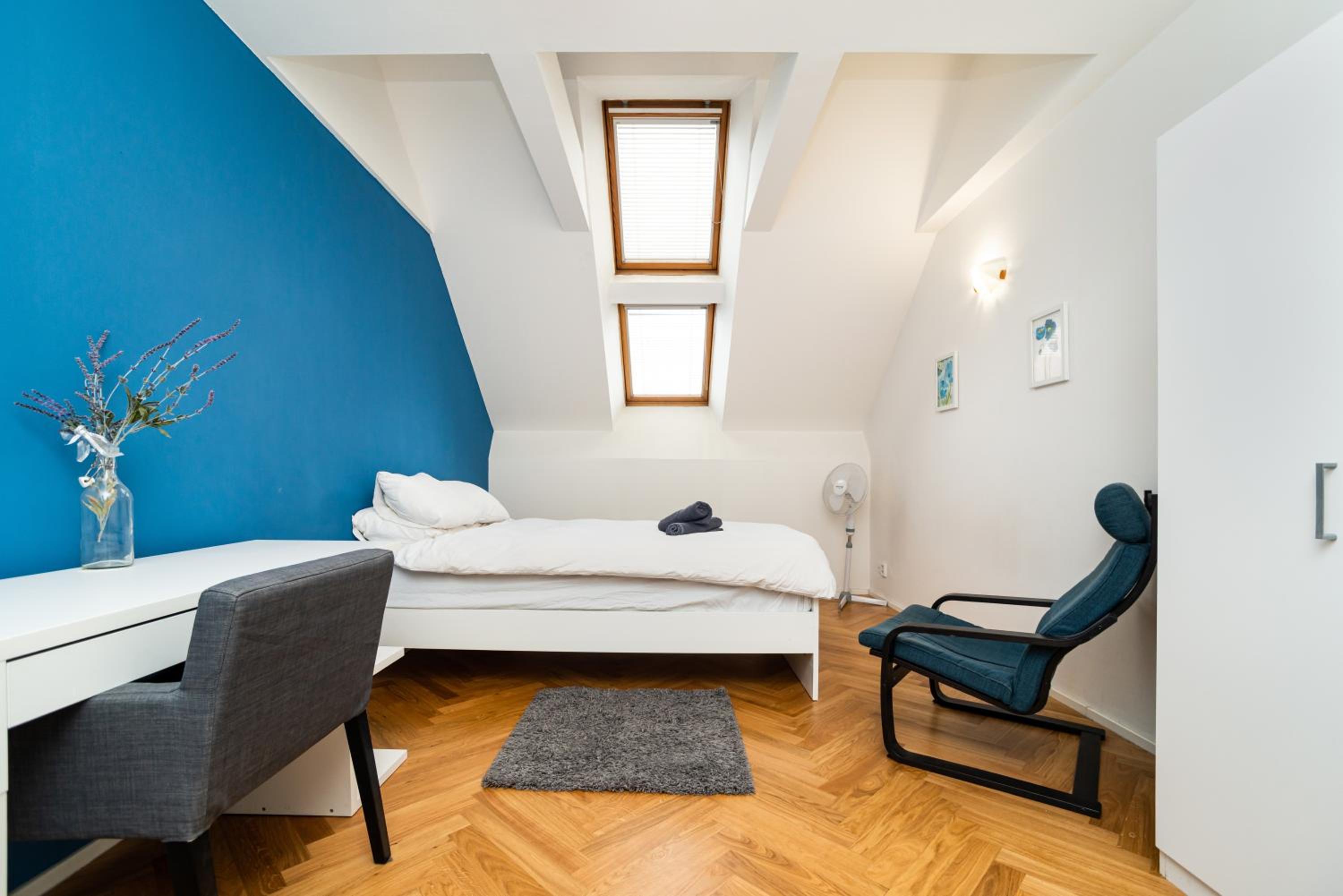 Central, Spacious, Modern 5 Bedrm duplex w/Balcony