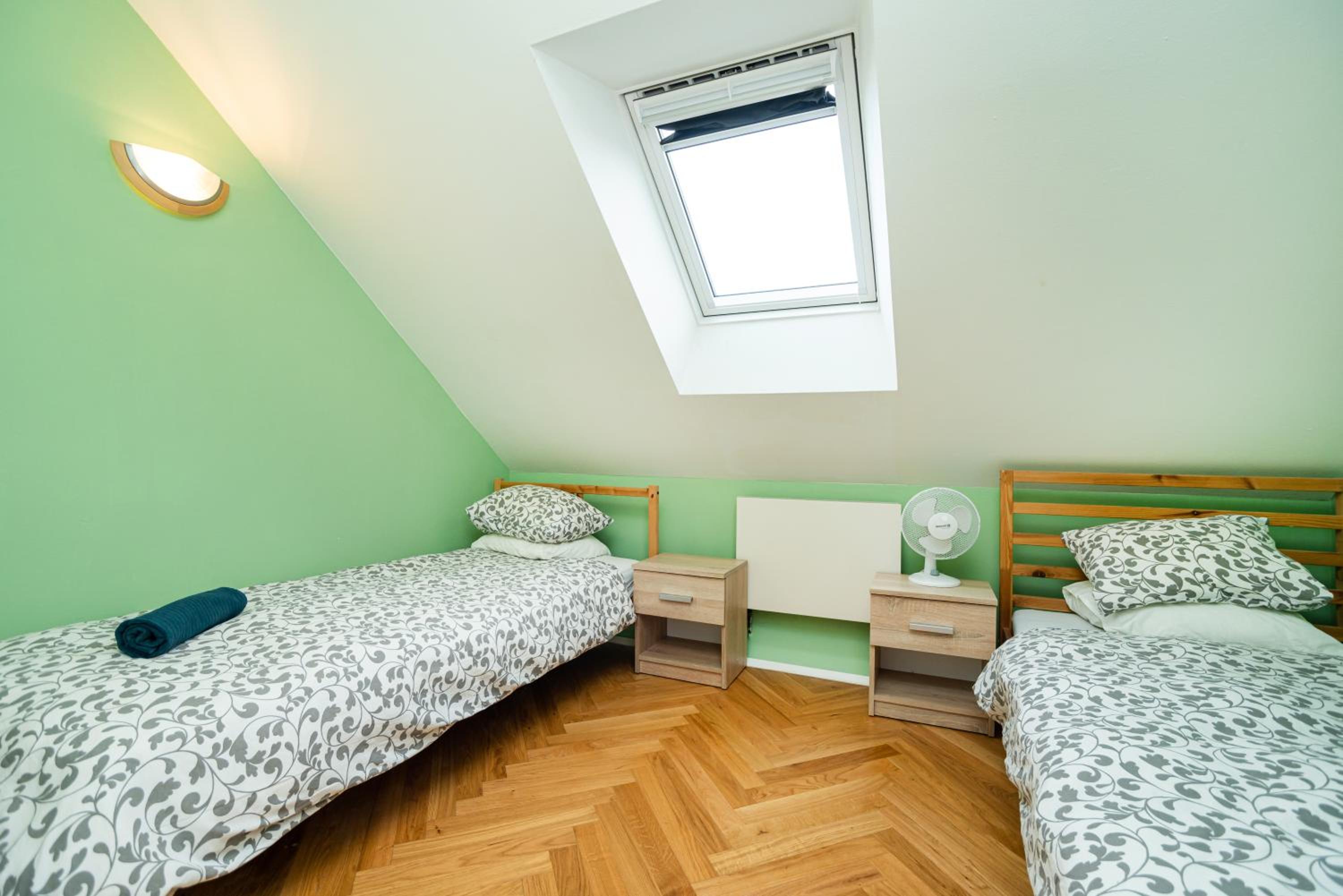 Central, Spacious, Modern 5 Bedrm duplex w/Balcony