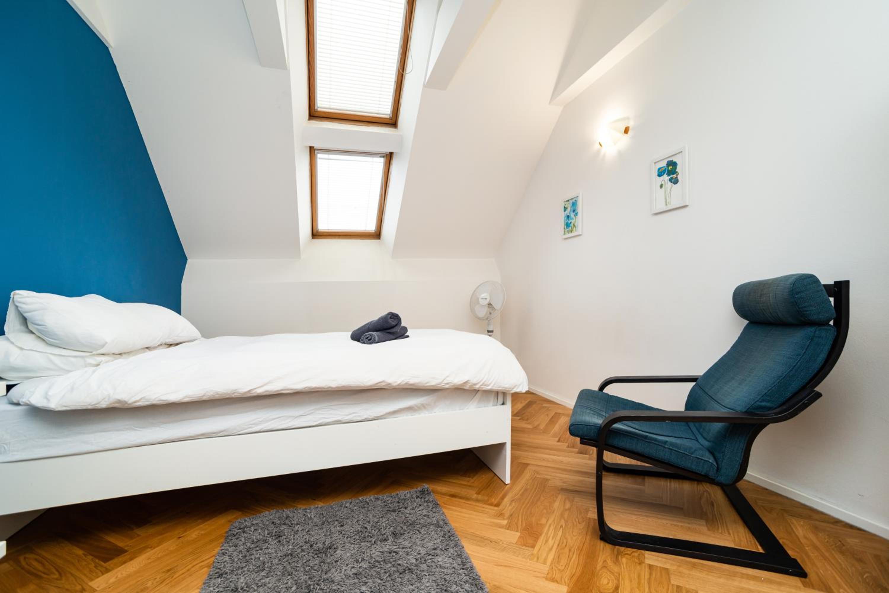 Central, Spacious, Modern 5 Bedrm duplex w/Balcony