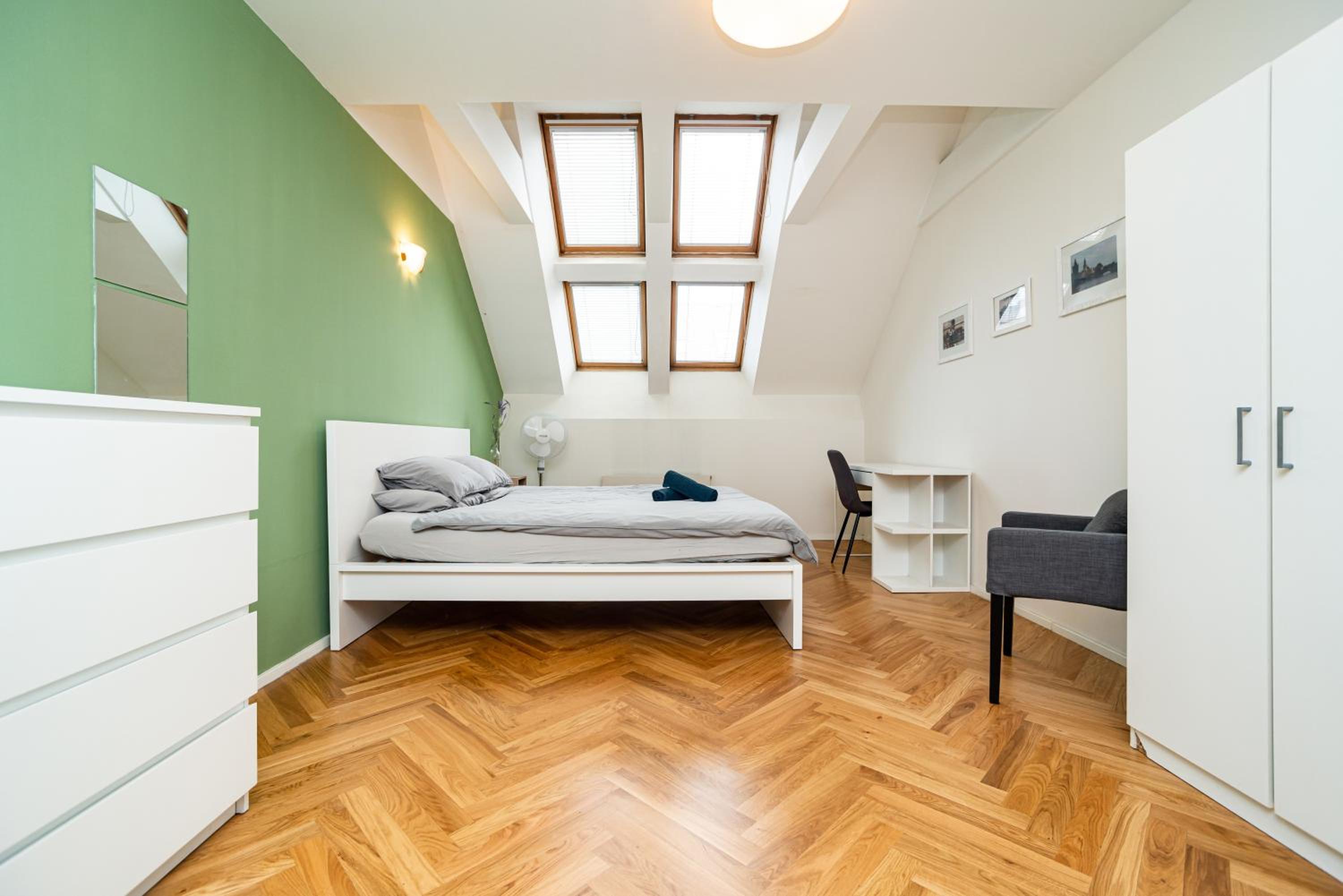 Central, Spacious, Modern 5 Bedrm duplex w/Balcony