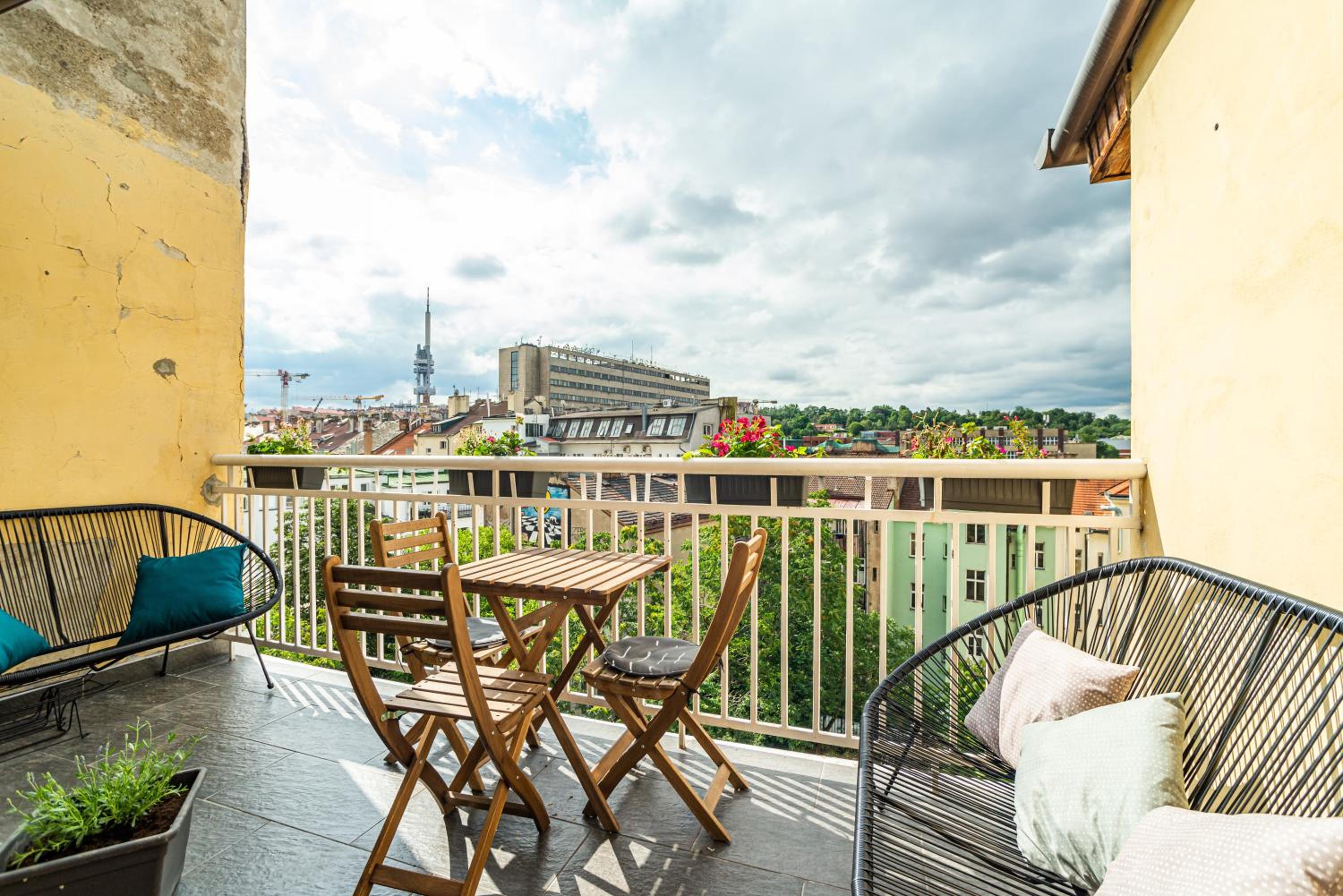 Central, Spacious, Modern 5 Bedrm duplex w/Balcony