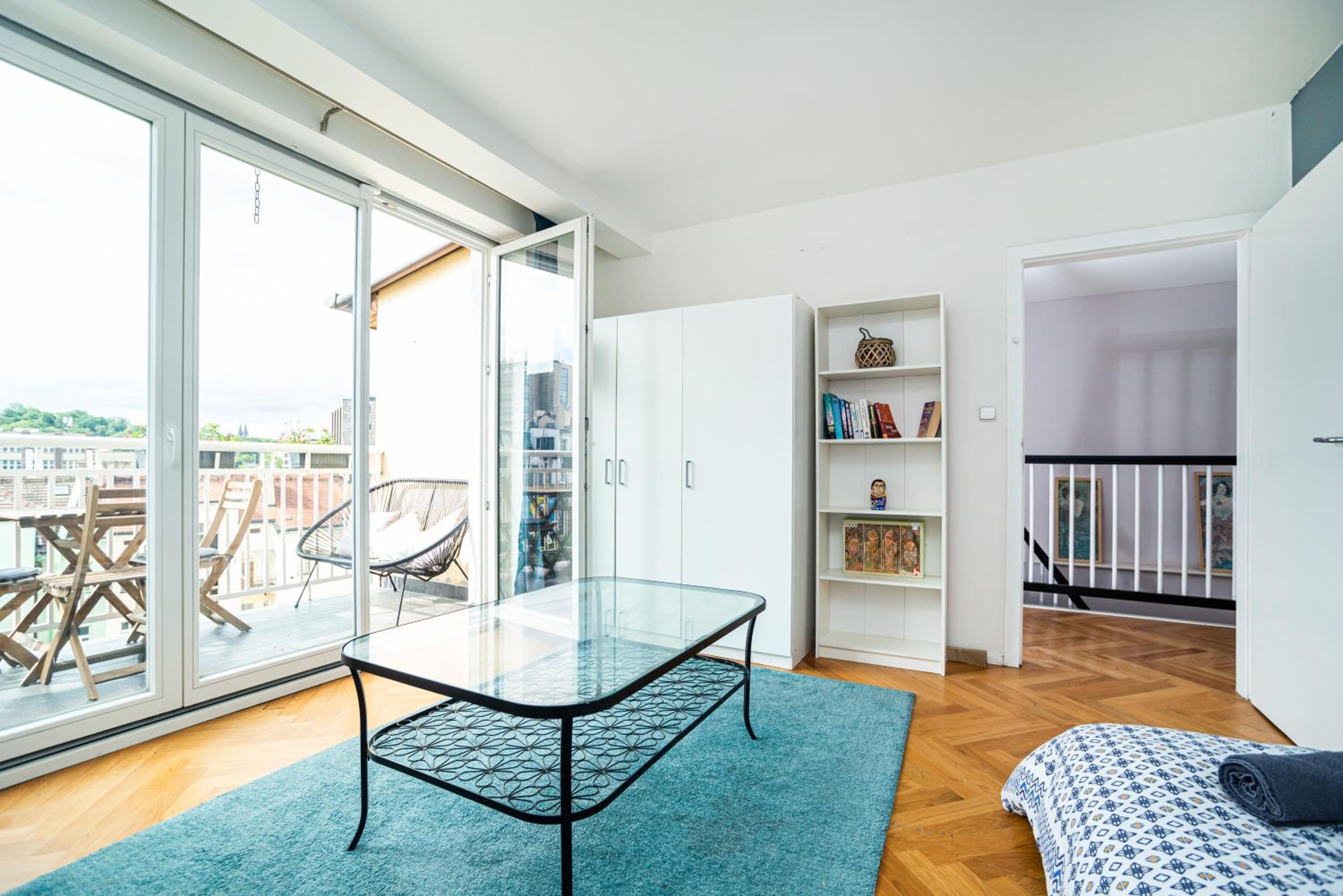 Central, Spacious, Modern 5 Bedrm duplex w/Balcony