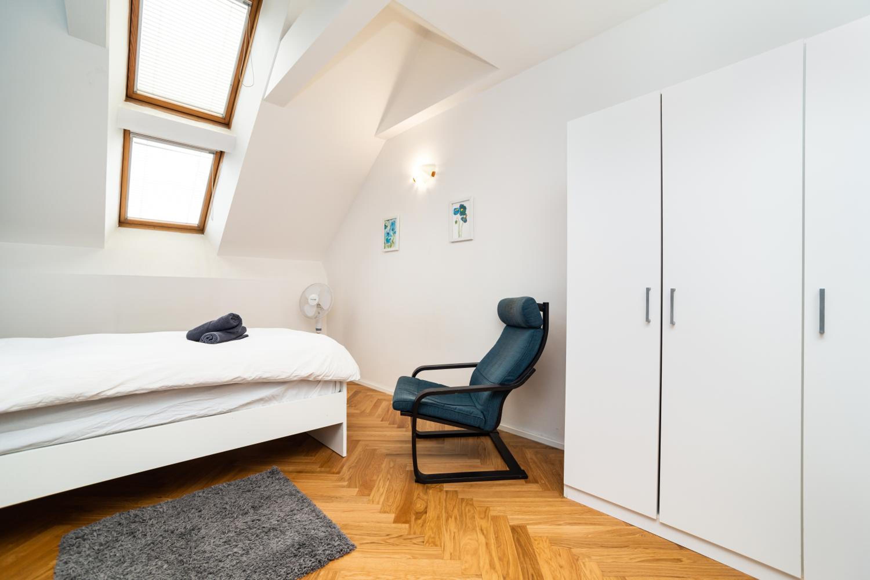 Central, Spacious, Modern 5 Bedrm duplex w/Balcony