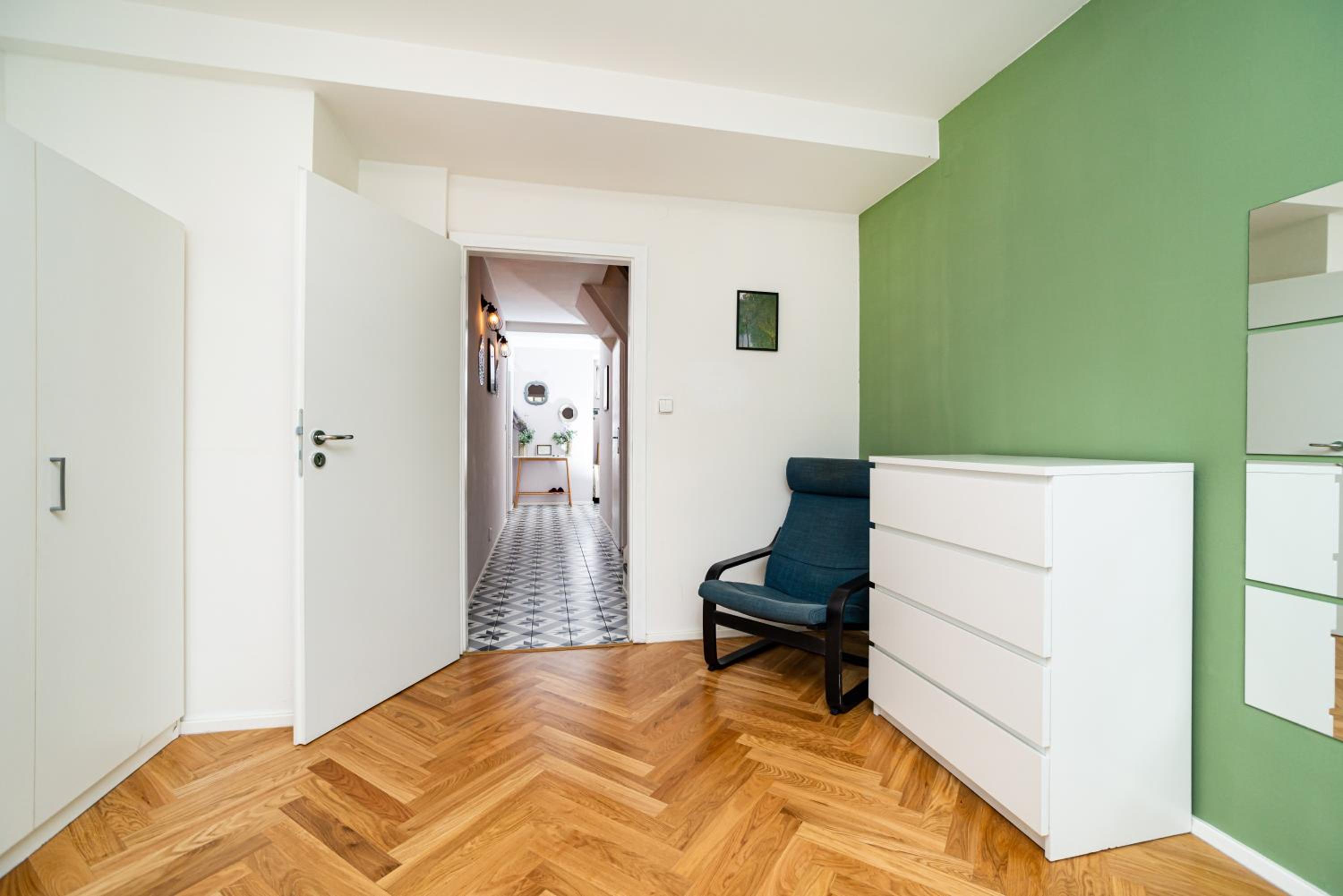 Central, Spacious, Modern 5 Bedrm duplex w/Balcony