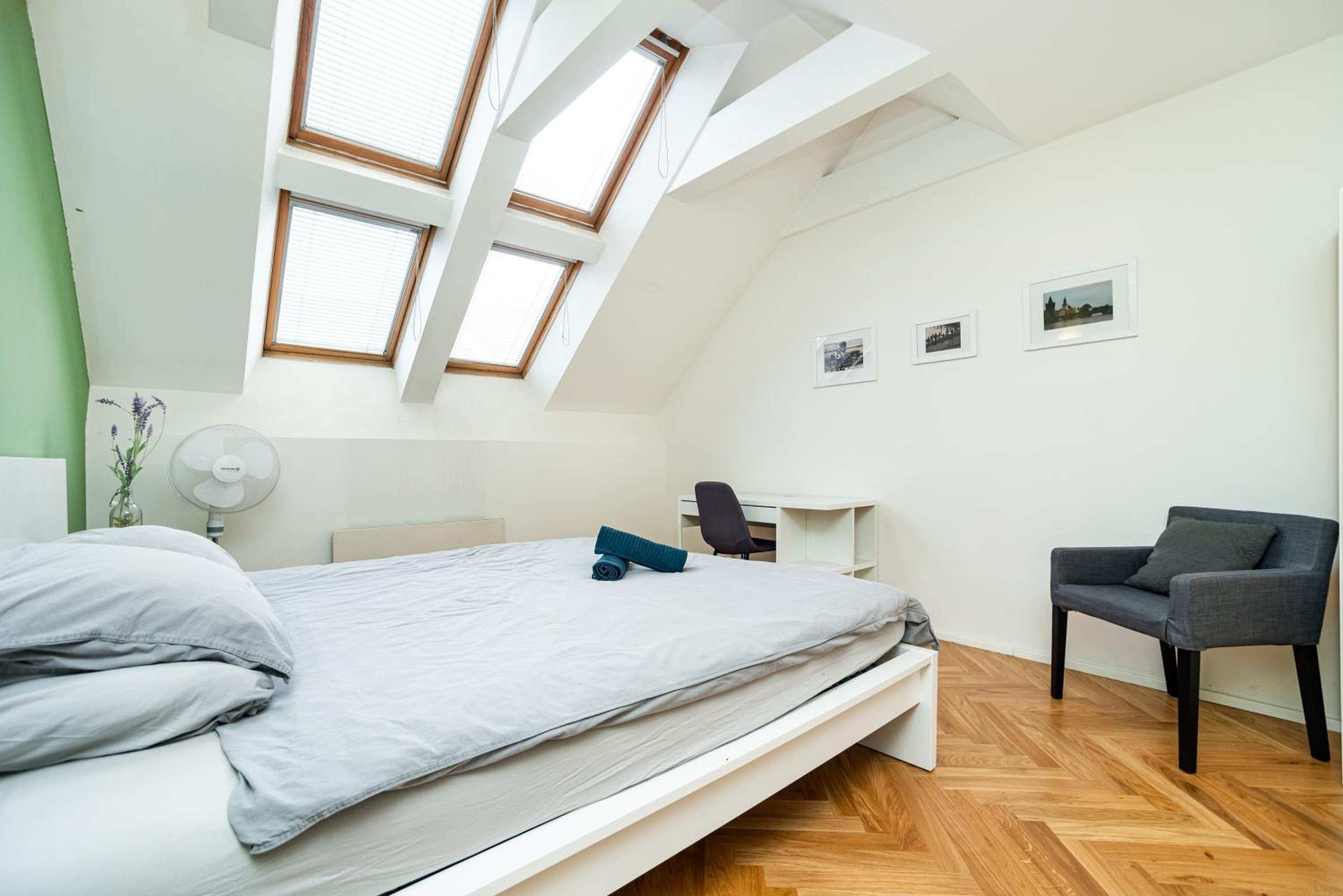 Central, Spacious, Modern 5 Bedrm duplex w/Balcony