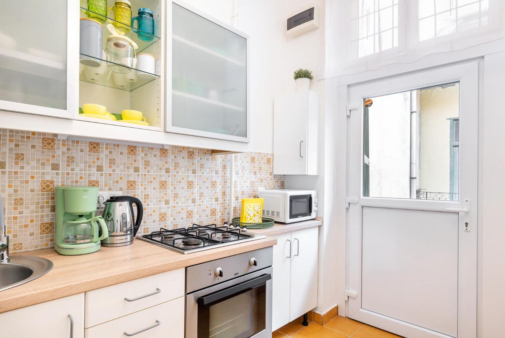 Green apartment, in the middle of the city center, quiet, AC view 5