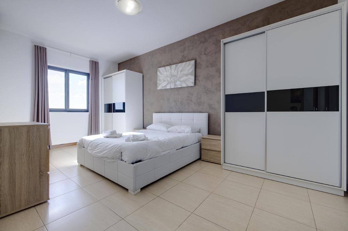 Modern 3 Bedroom Apartment in Central Sliema view 4