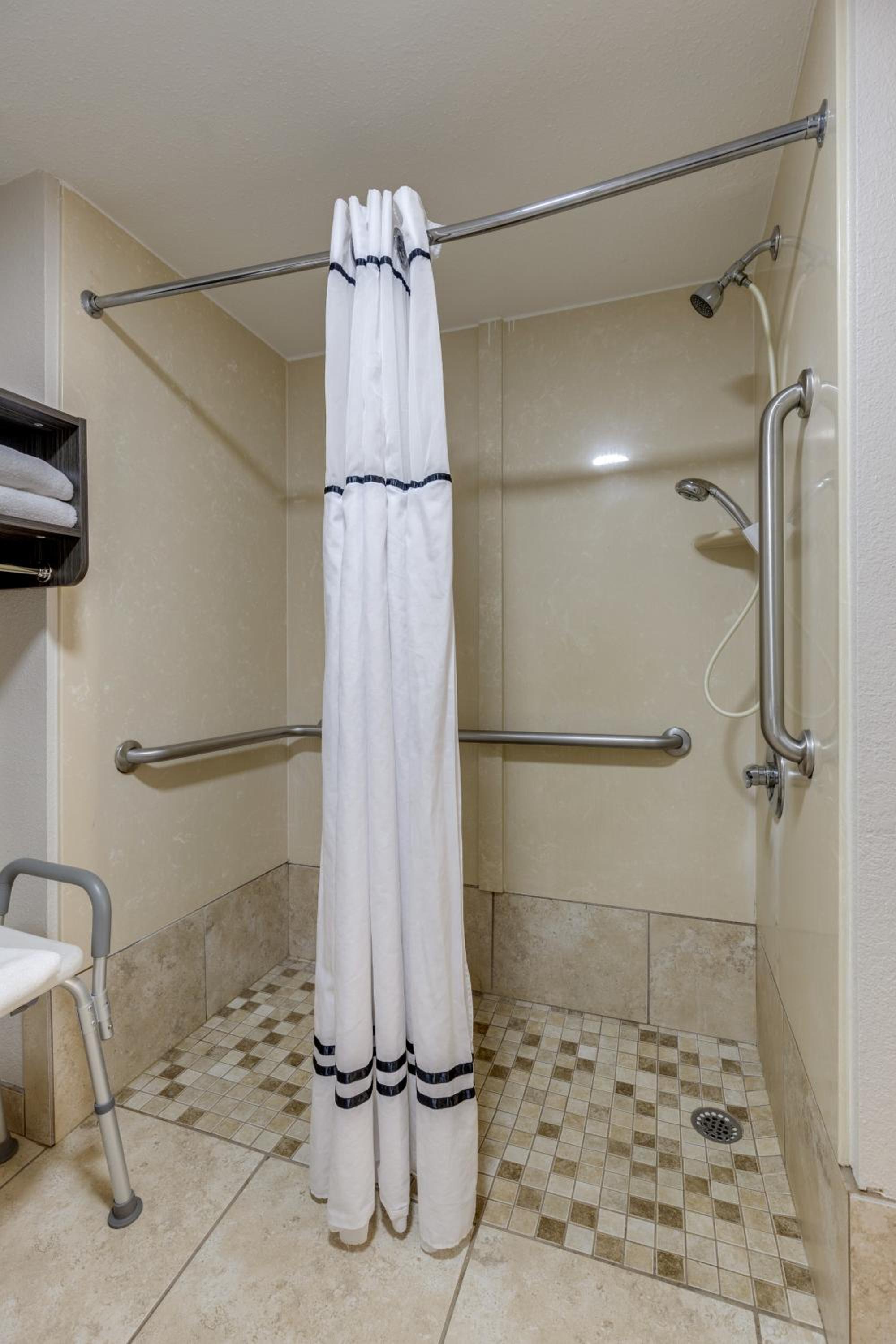 Alexis Inn and Suites Hotel - Property Image 2