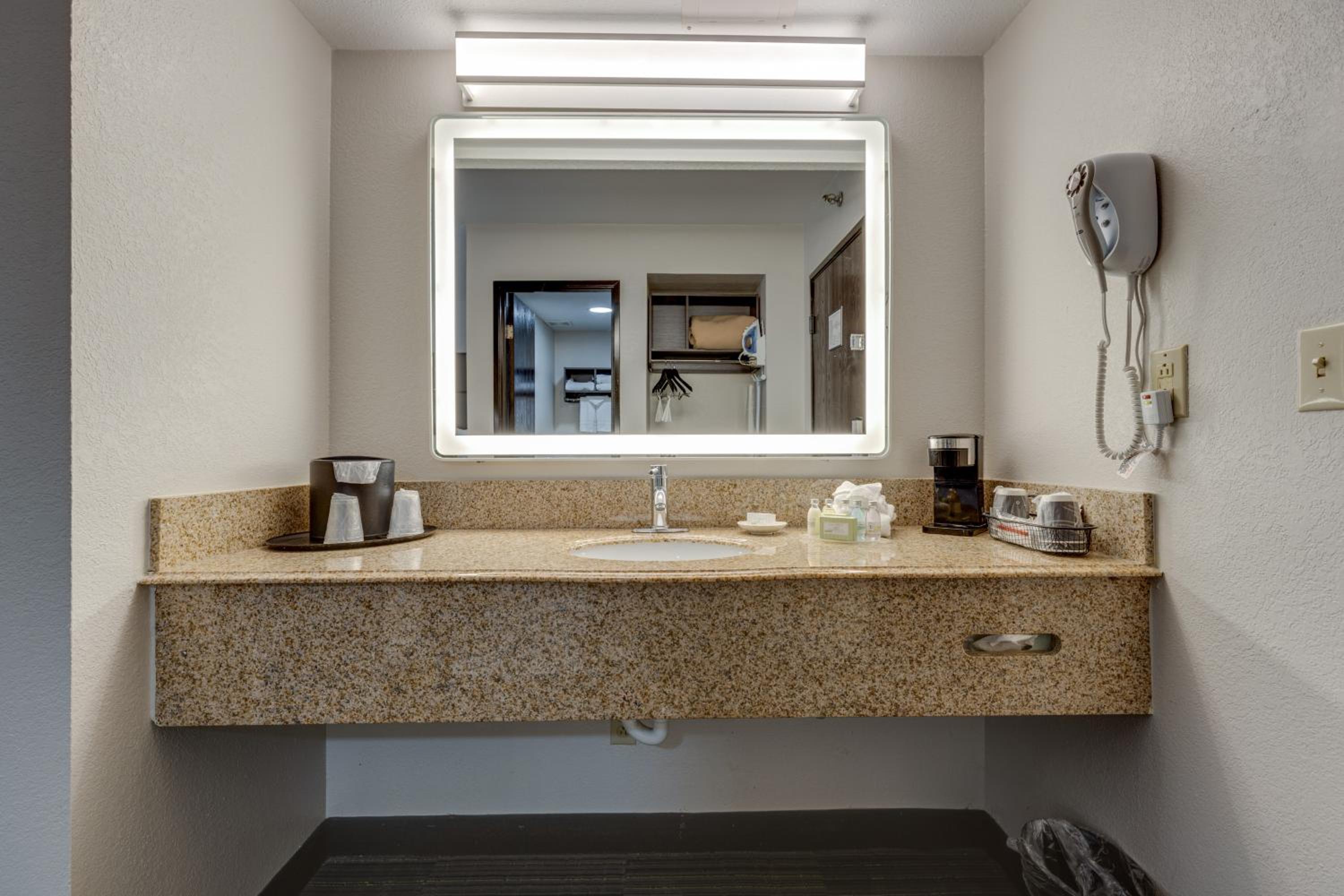 Alexis Inn and Suites Hotel - Property Image 6