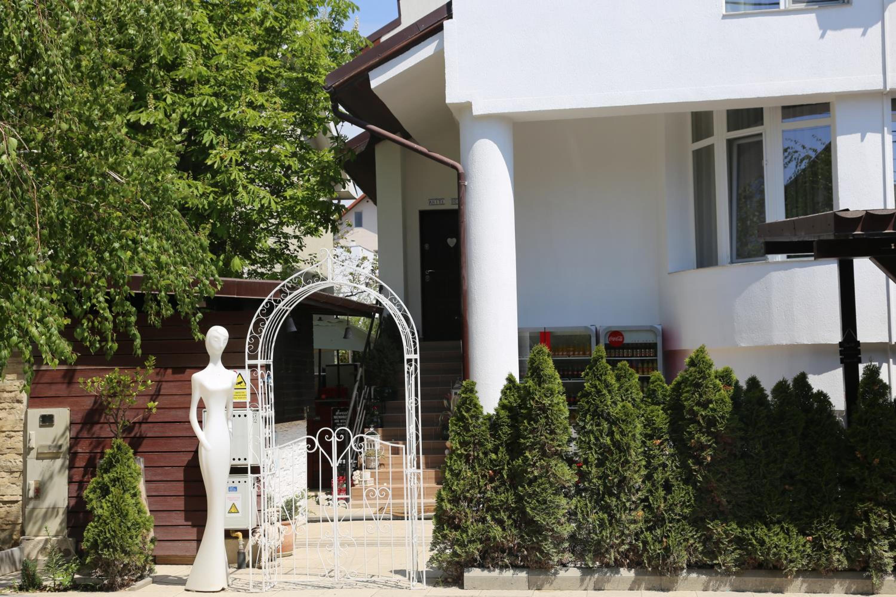 Boutique Vila White Duchess