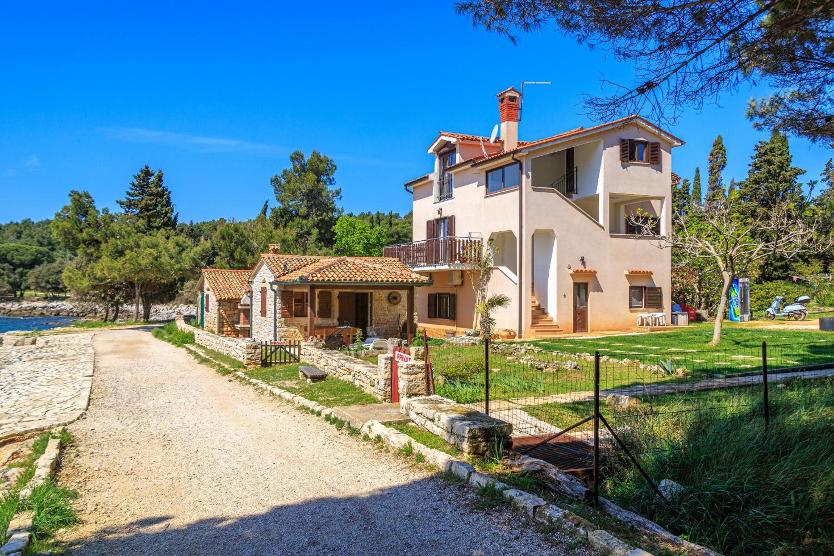 Cuvi Beach Apartments