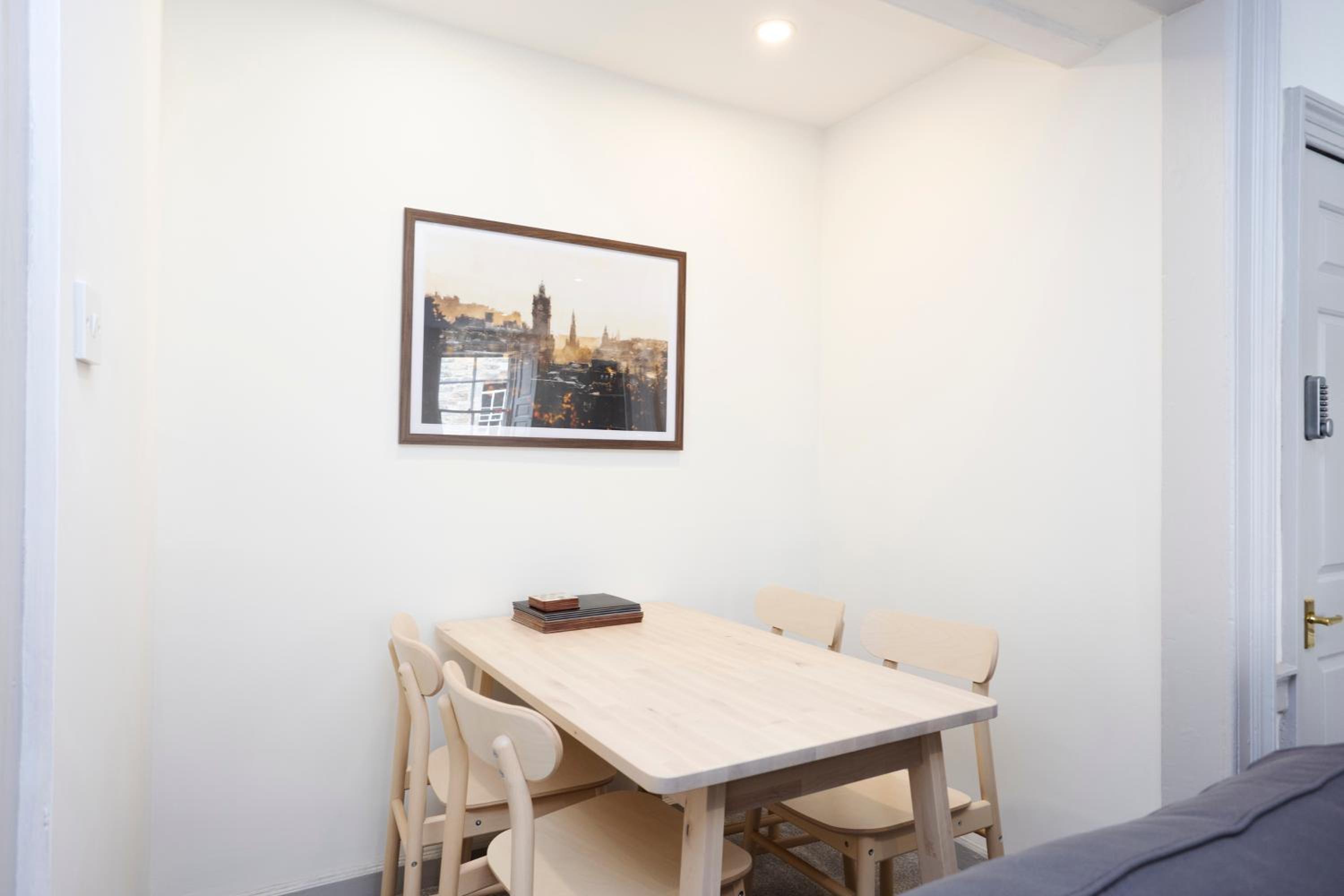 JOIVY Elegant New Town Flat near Princes Street view 5