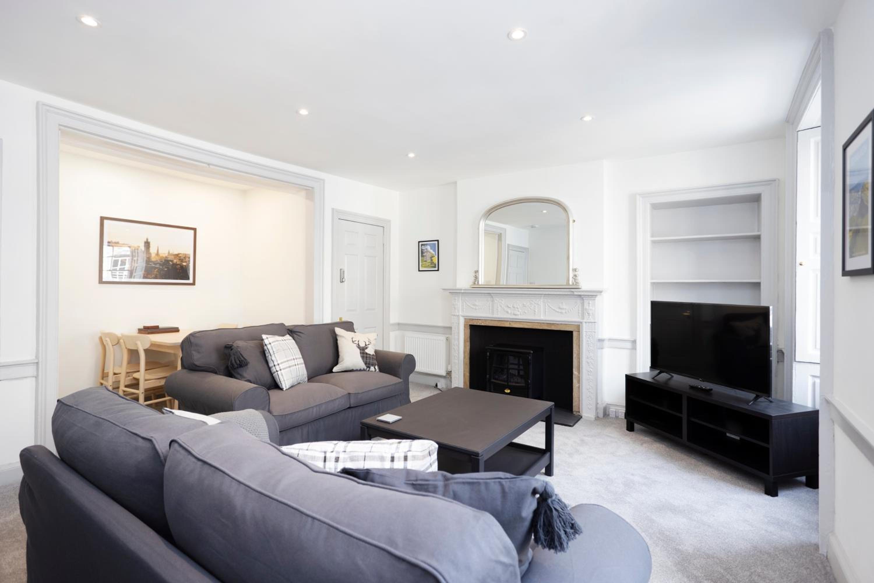 JOIVY Elegant New Town Flat near Princes Street view 2