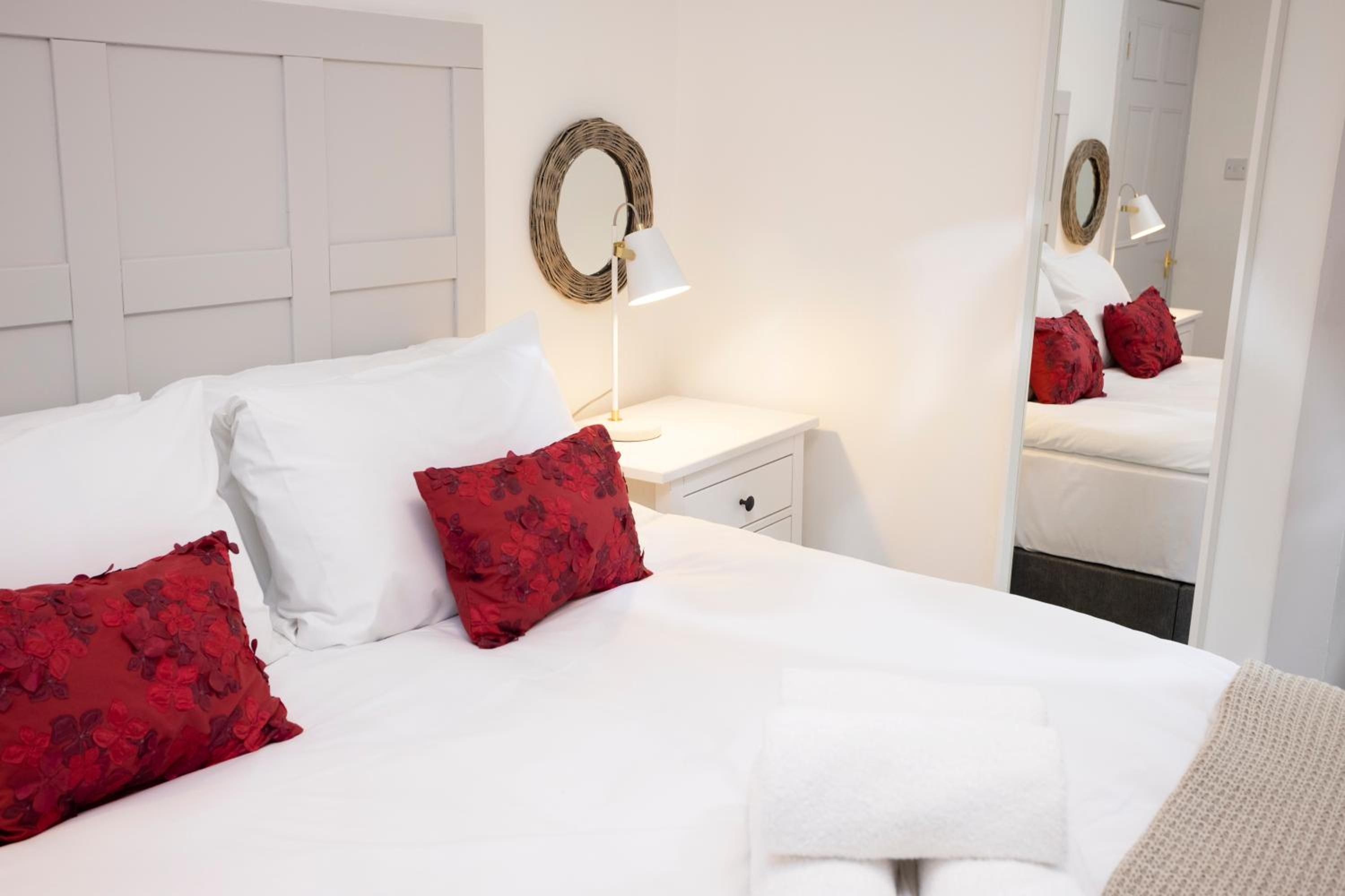 JOIVY Elegant New Town Flat near Princes Street view 3
