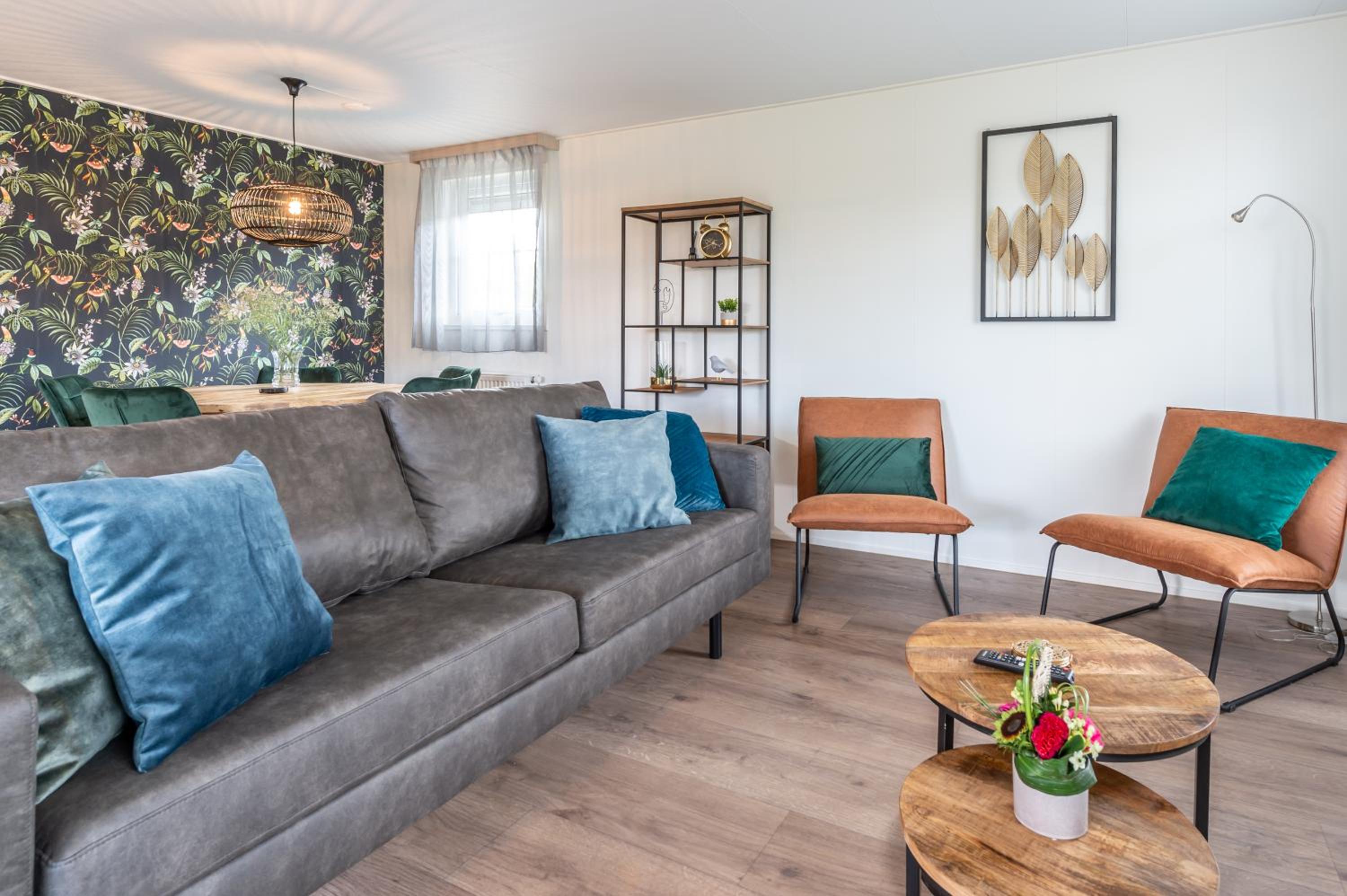Luxe 5-persoons chalet op familiecamping view 2