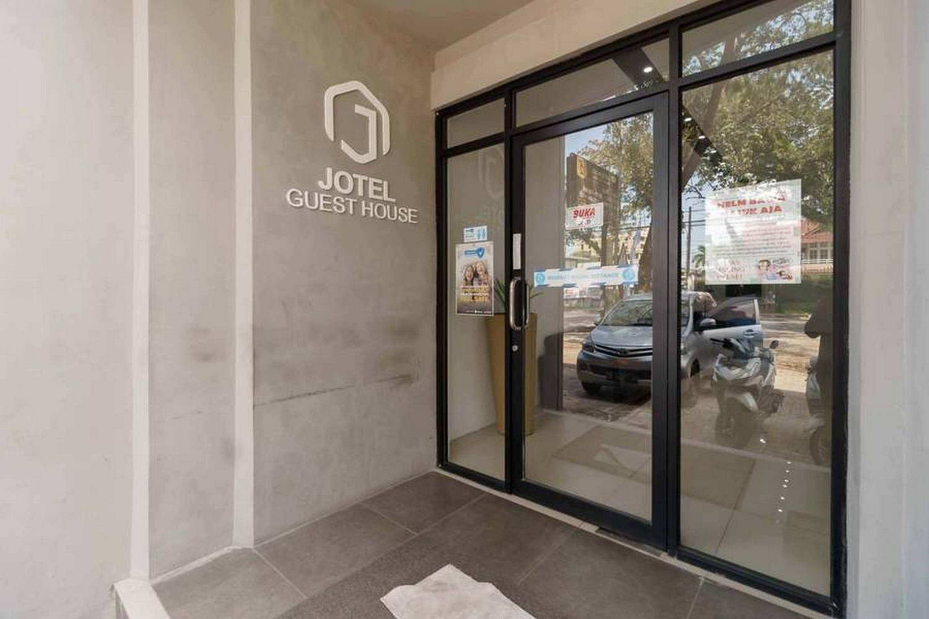 Hotel Jotel Guest House Mitra RedDoorz - Image 1