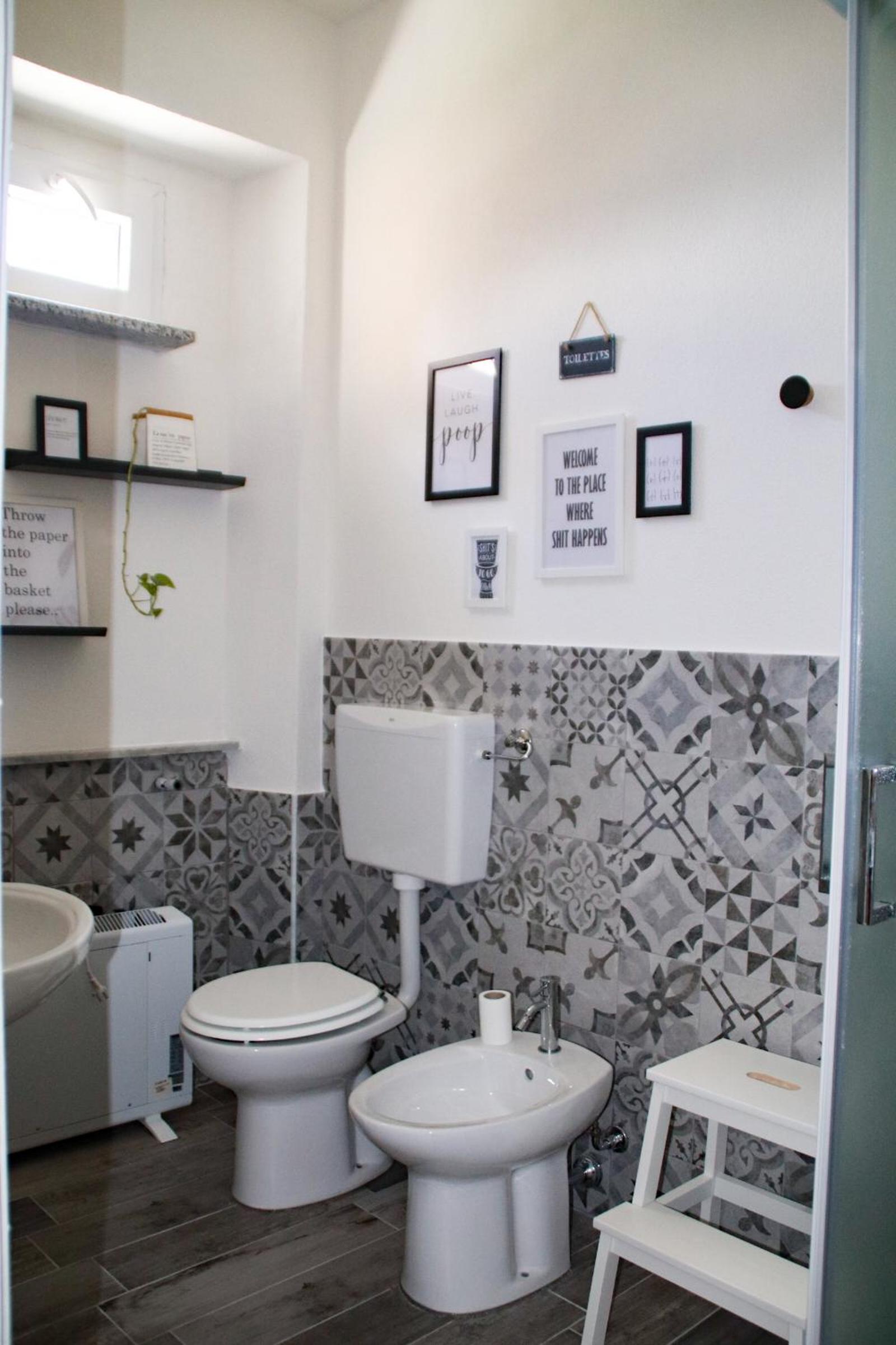 Santu Bustianu en Orgosolo — bathroom