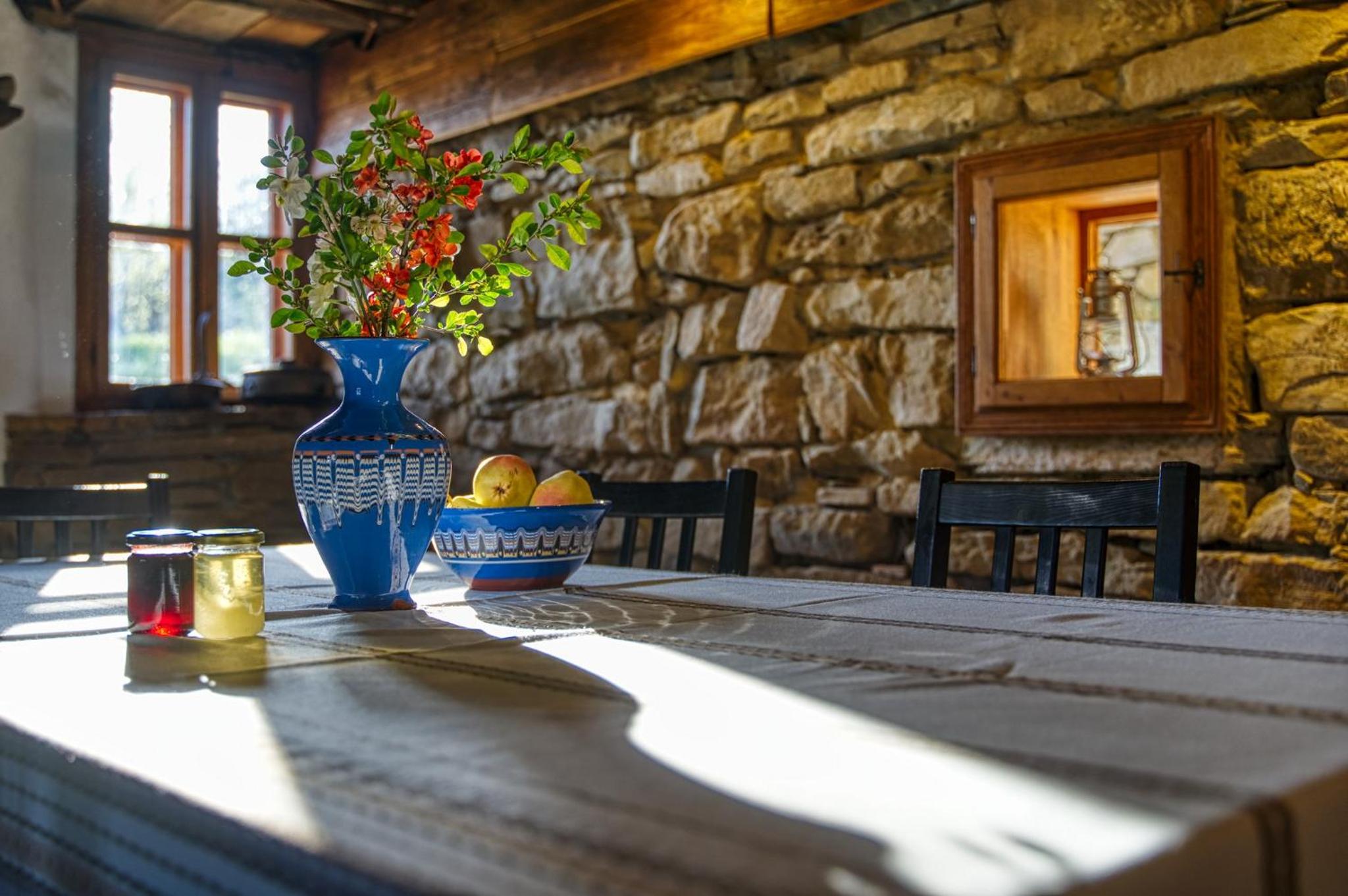 Authentic House with Stunning Mountain View - Karashka