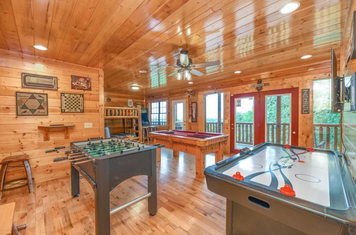 SmokyStays Bears Den Cabin view 3
