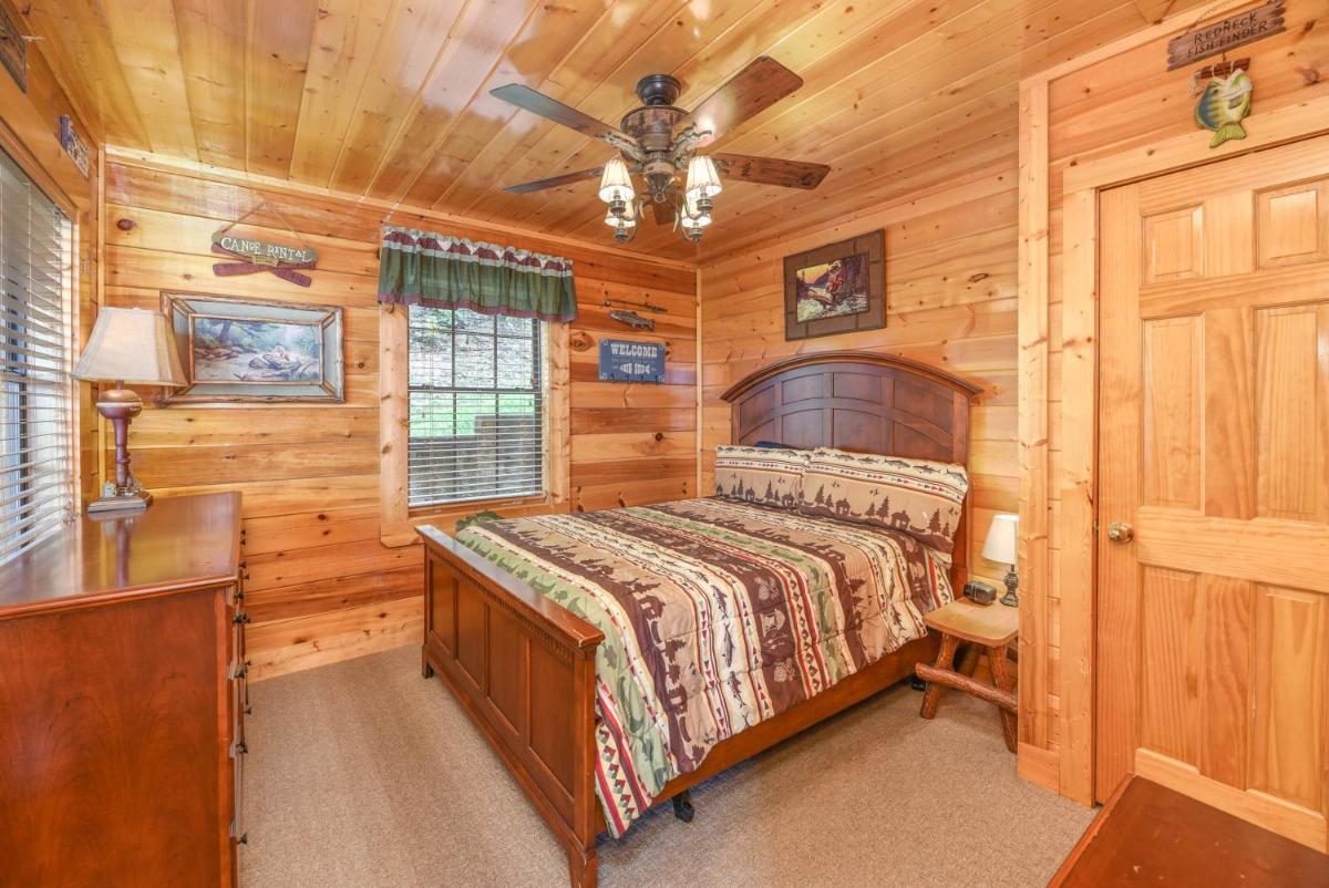 SmokyStays Bears Den Cabin view 2