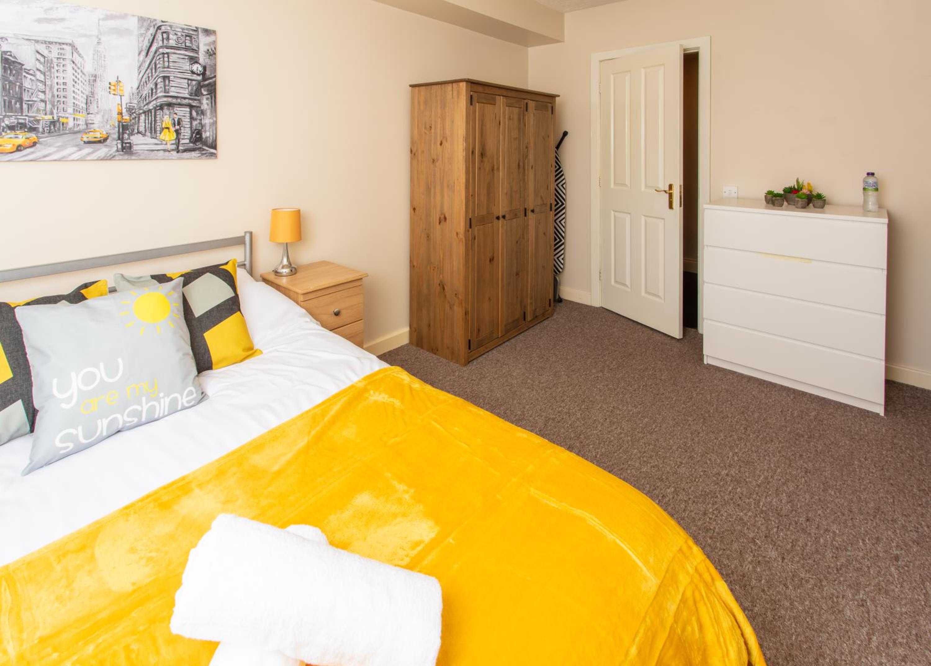 Warrington Vacations - Ample Comforts, Centrally Located, Town Centre - Property Image 4