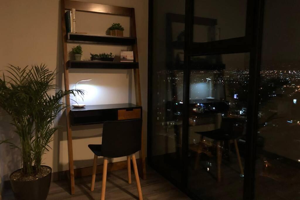 Amazing views SJO, Cozy, Equipped. 24/7 Concierge