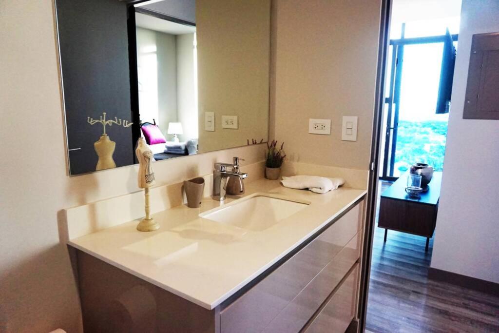 Amazing views SJO, Cozy, Equipped. 24/7 Concierge