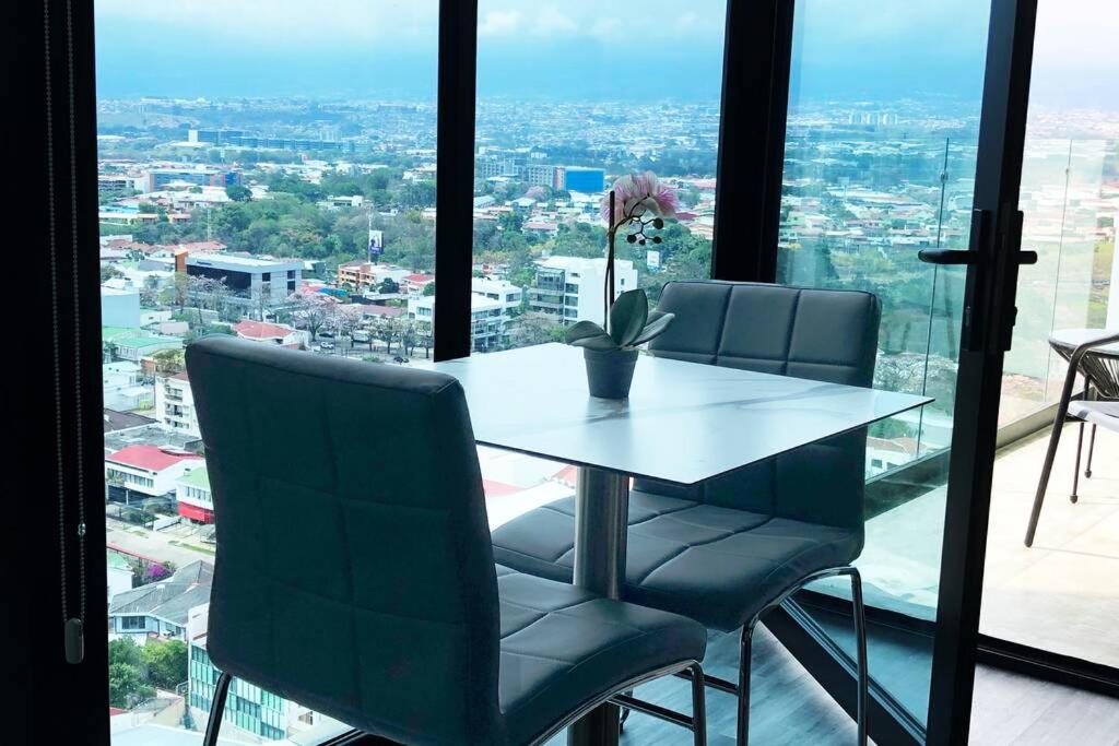 Amazing views SJO, Cozy, Equipped. 24/7 Concierge