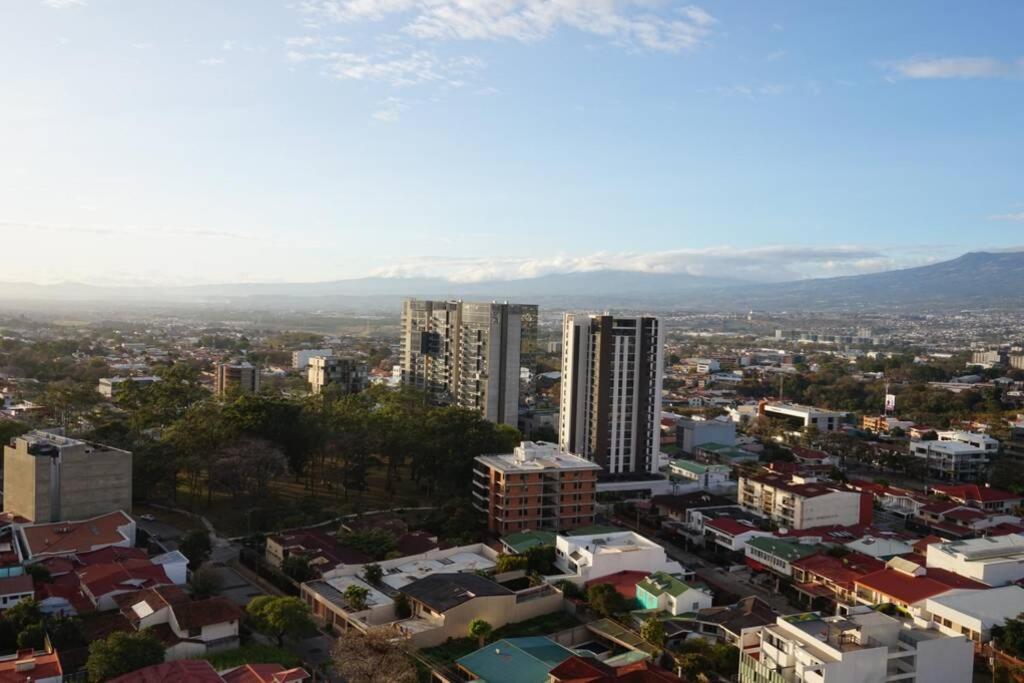 Amazing views SJO, Cozy, Equipped. 24/7 Concierge
