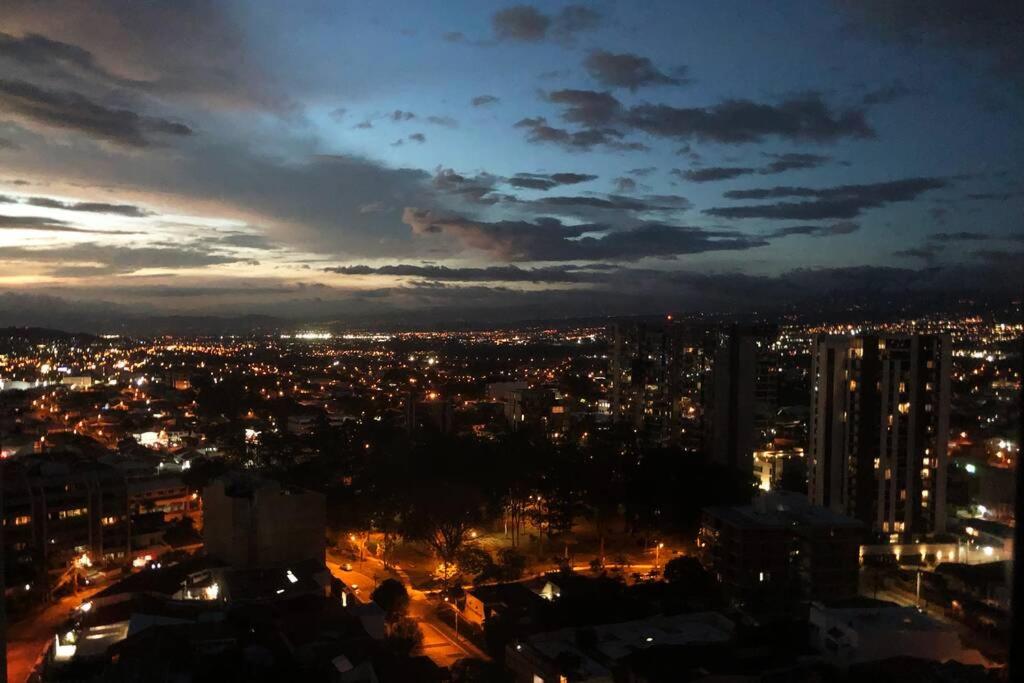 Amazing views SJO, Cozy, Equipped. 24/7 Concierge
