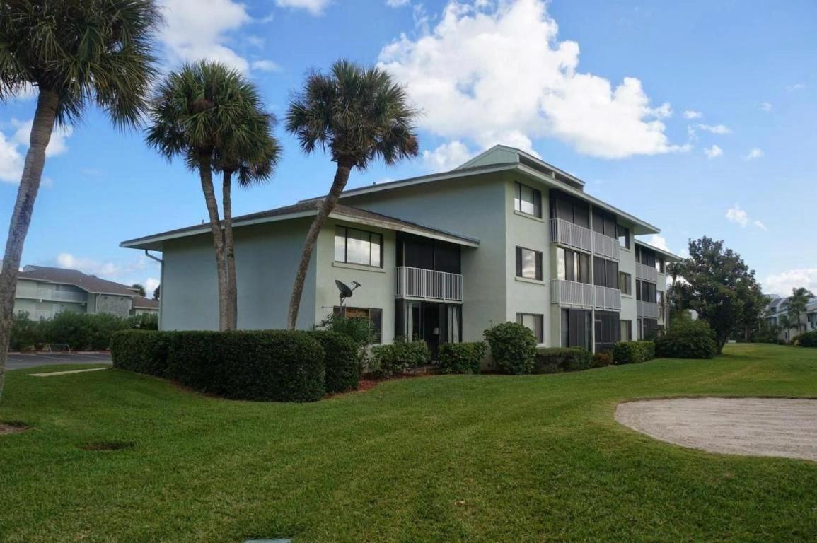 Excellent beach front community, golf course, tennis, sunny weather year round!
