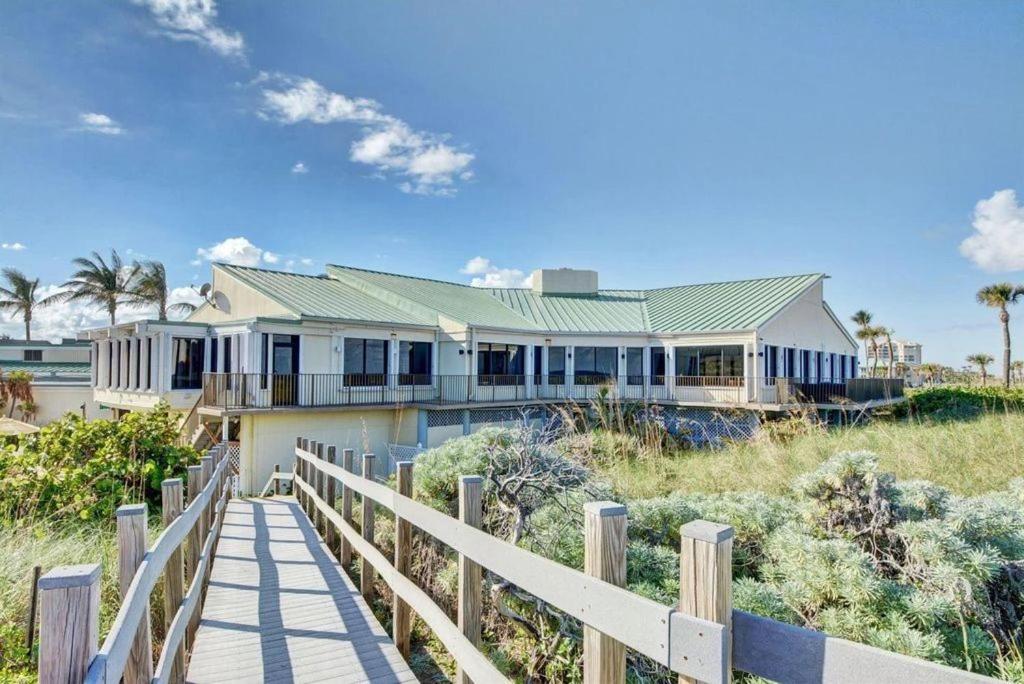 Excellent beach front community, golf course, tennis, sunny weather year round!