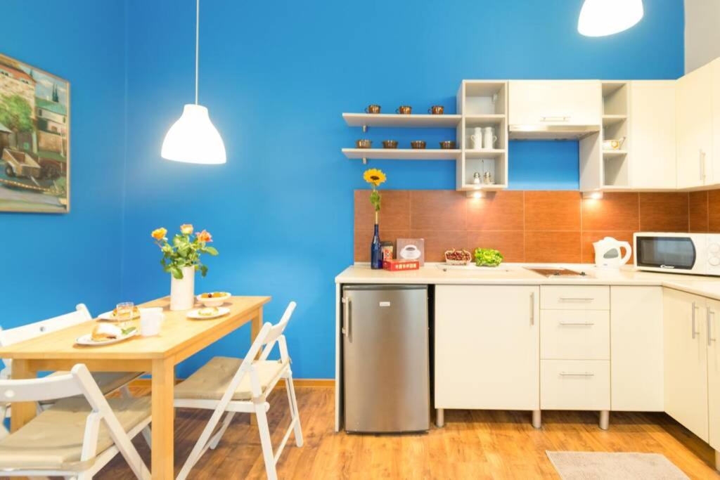 The quiet blue home in the city center! view 5