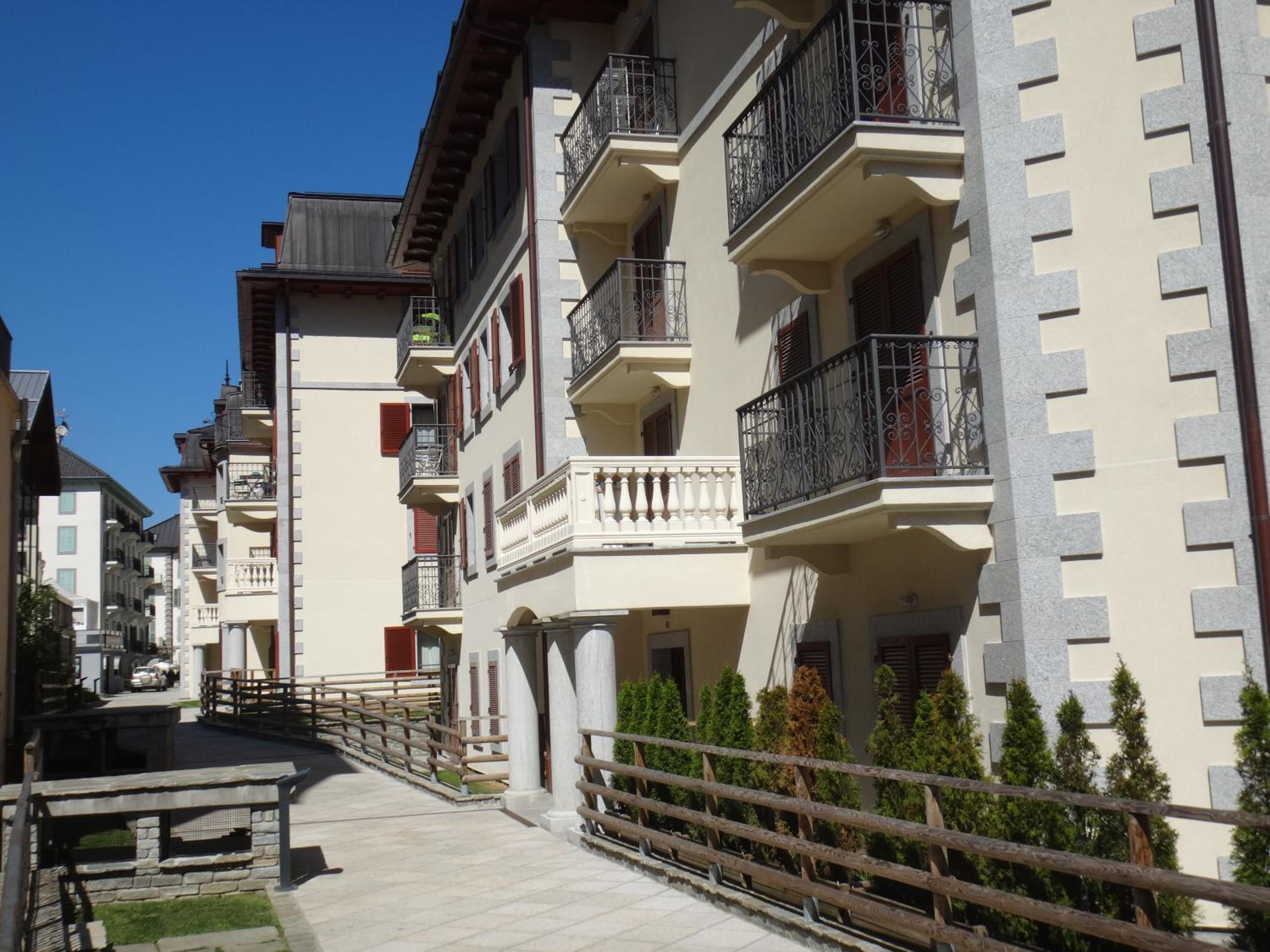 4-star apartments in Chamonix centre with free private parking view 2