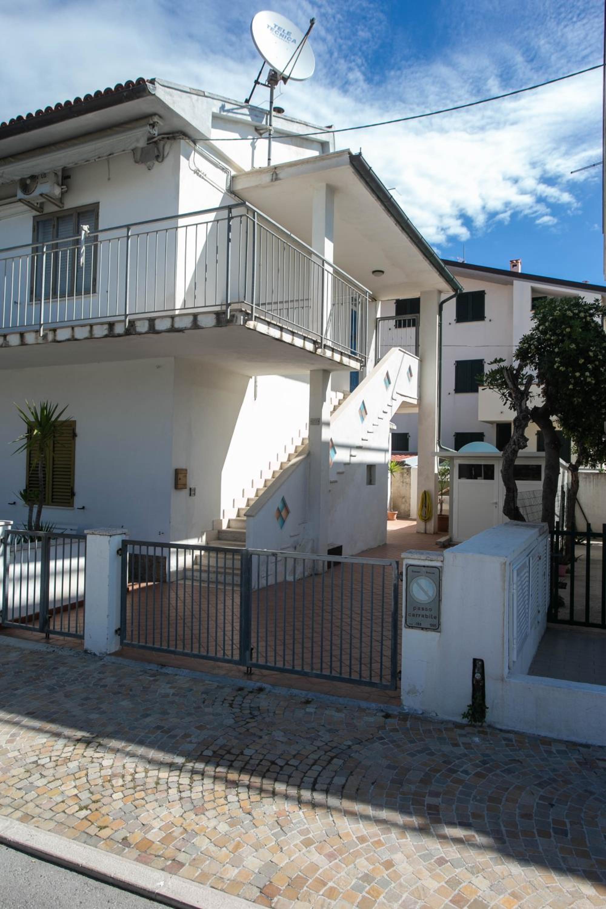 M116 - Marcelli, bilocale in centro e fronte mare