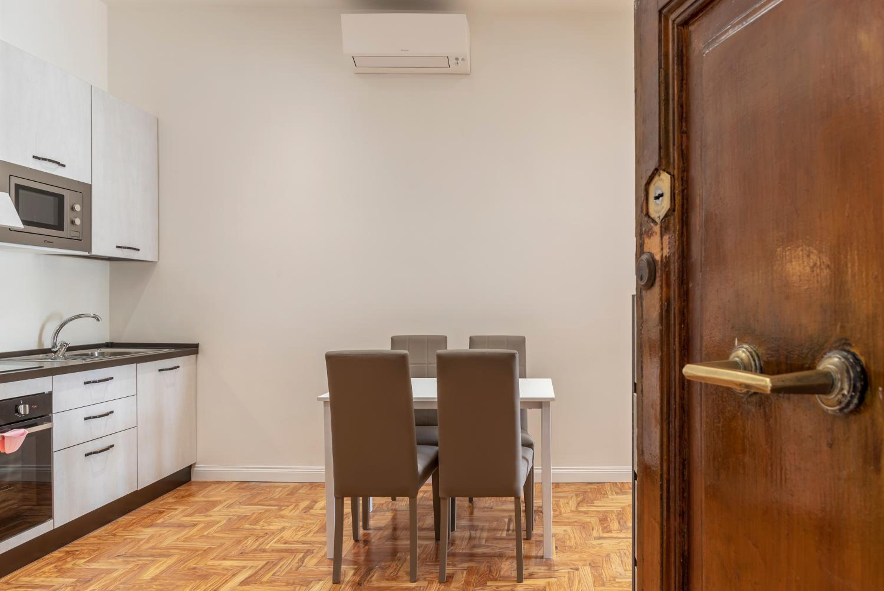 GuestHost - Rione Prati Elegant Apartment with Balcony