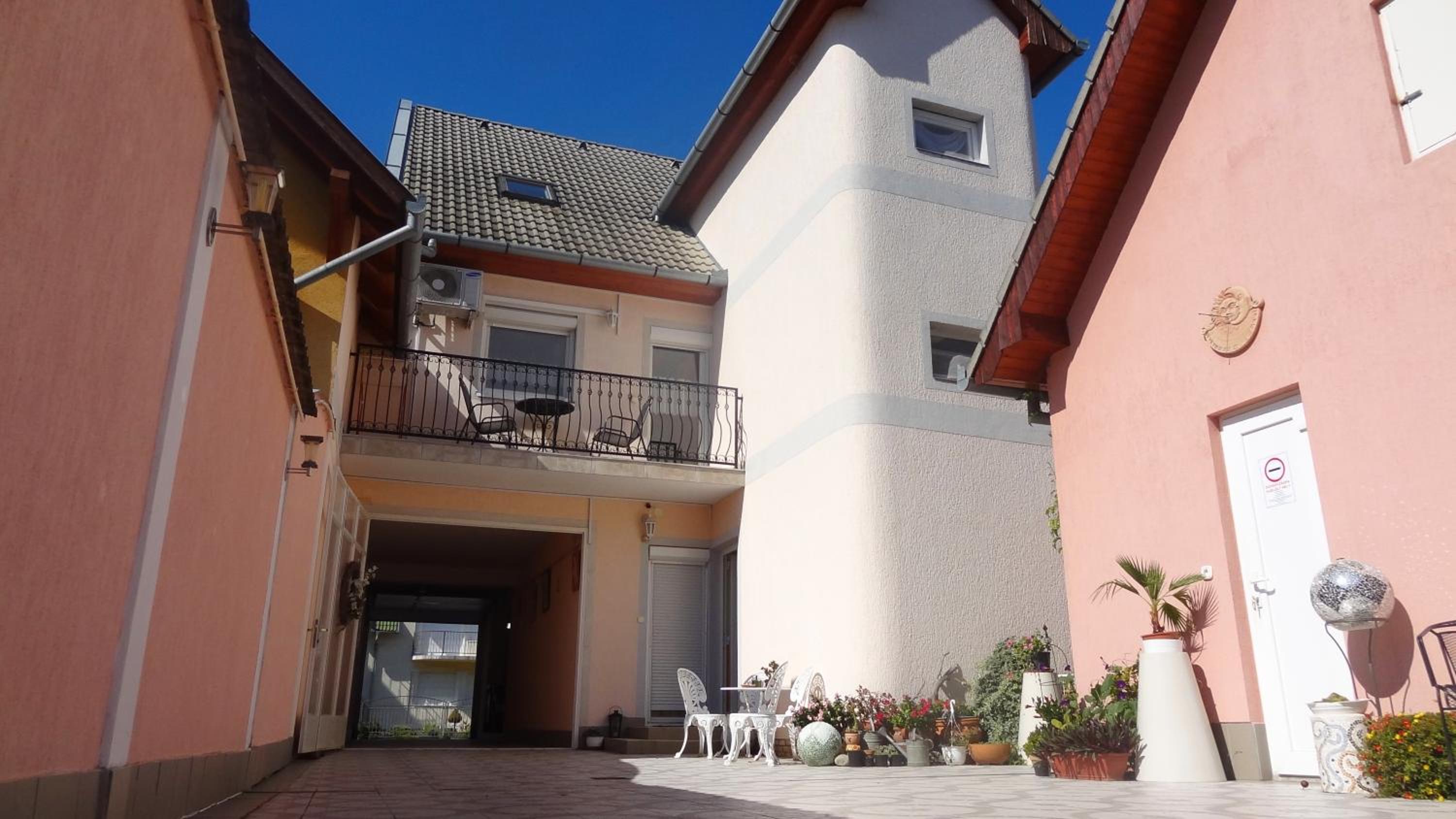 Gere Apartment House