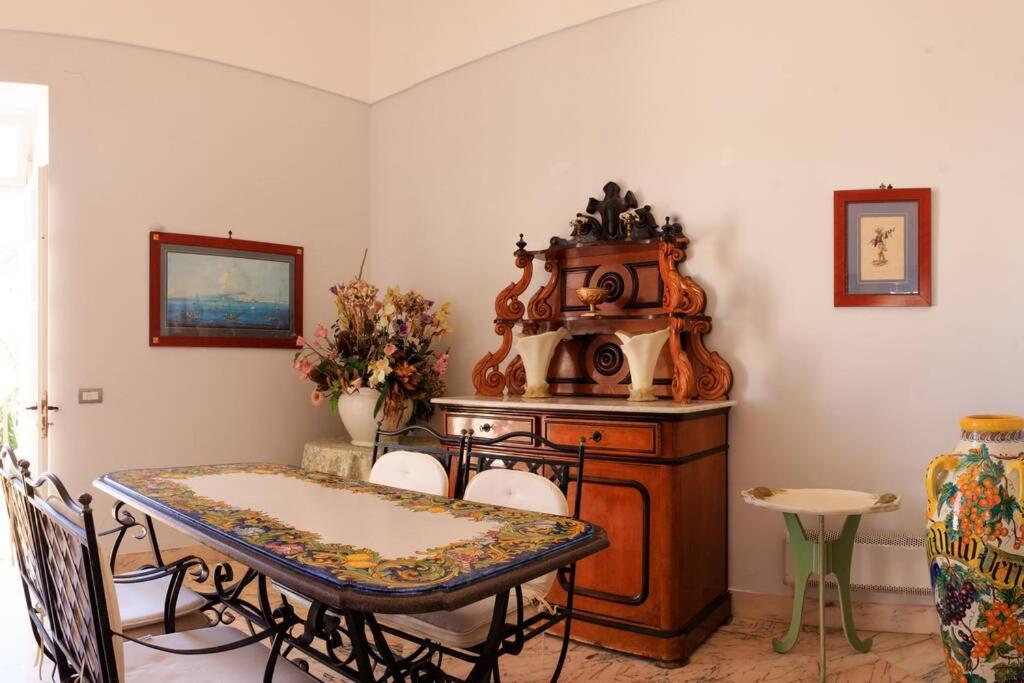 Casa La Rosa en Capri — dining