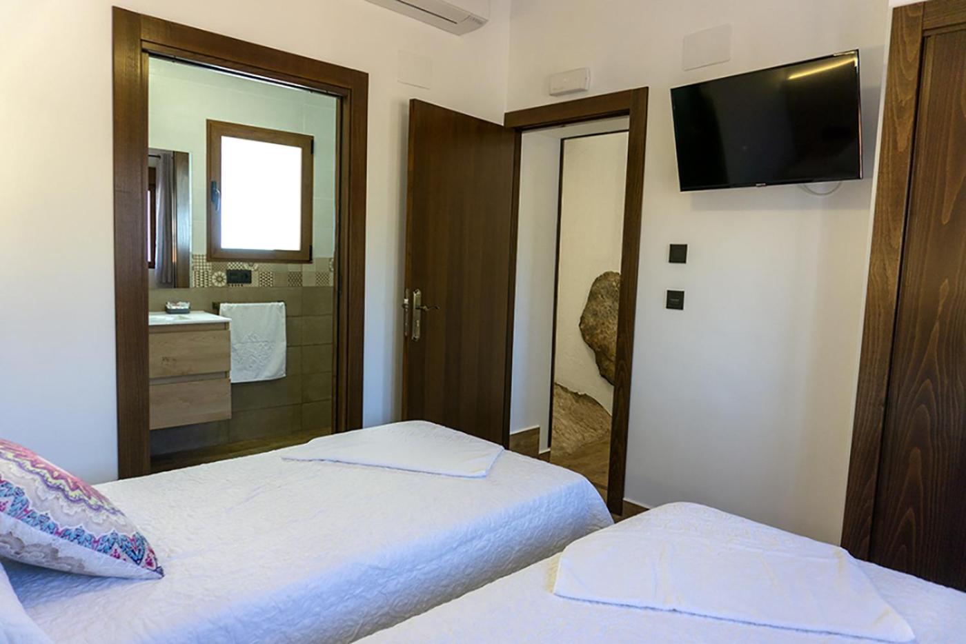 Hotel Alojamientos Rurales Entre Rocas - Image 1