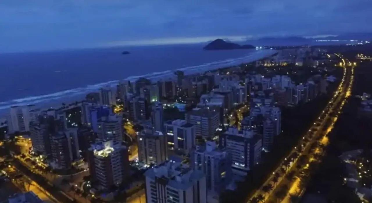 Home Ap Cinema Frente Mar em Bertioga