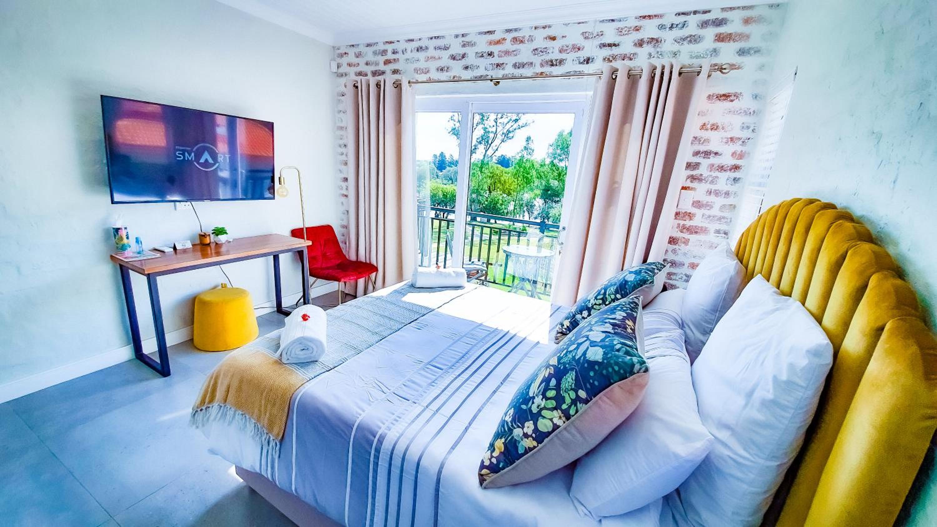 Exquisite Pont de Val Riverside Escape Apartment