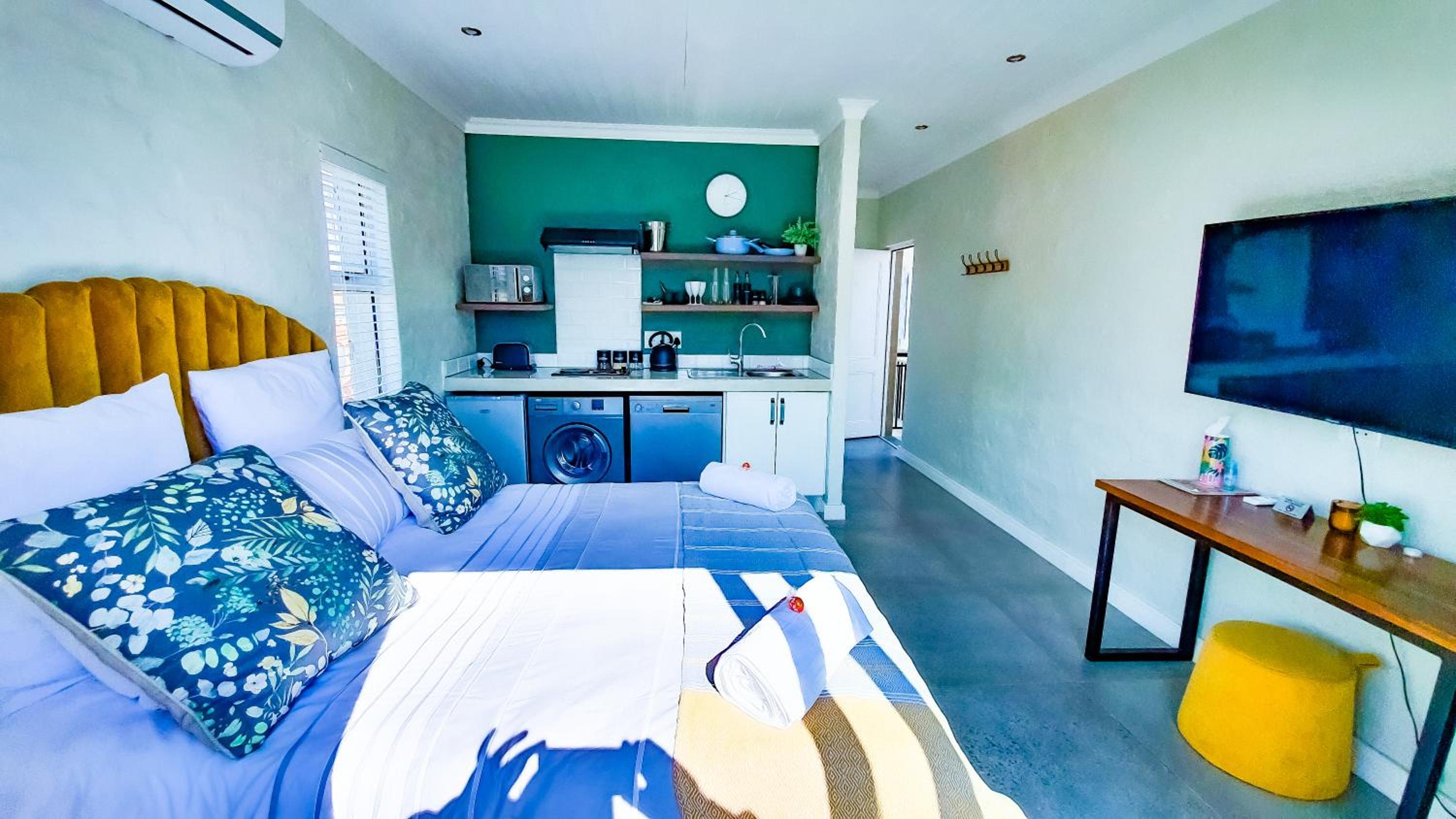 Exquisite Pont de Val Riverside Escape Apartment
